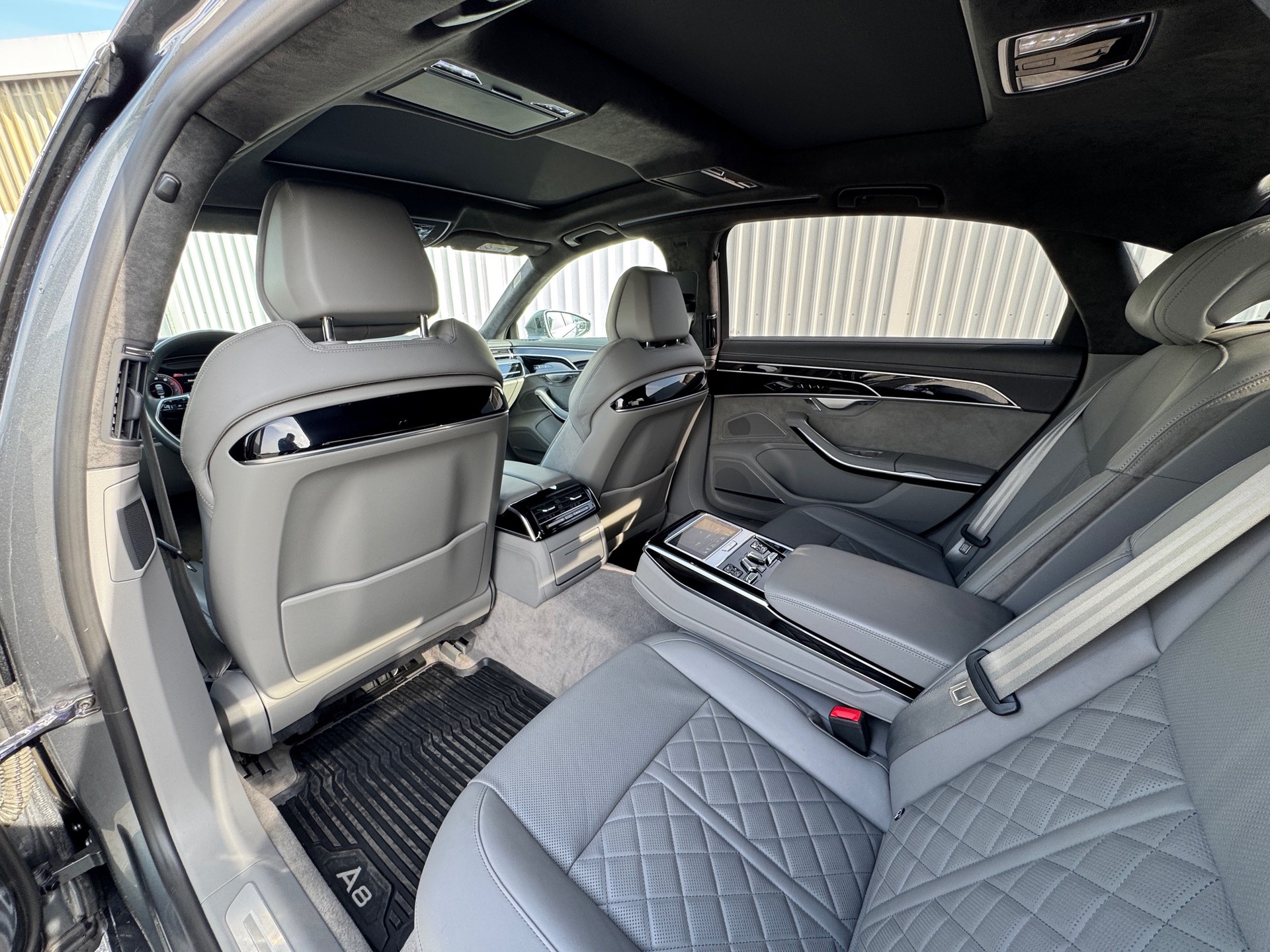 AUDI A8 60 L TFSI e quattro tiptronic-image-18