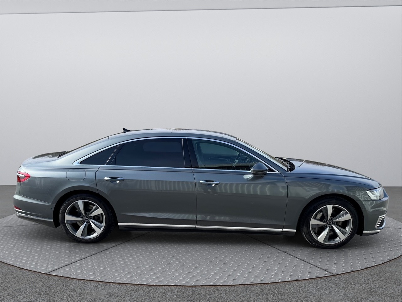 AUDI A8 60 L TFSI e quattro tiptronic-image-5