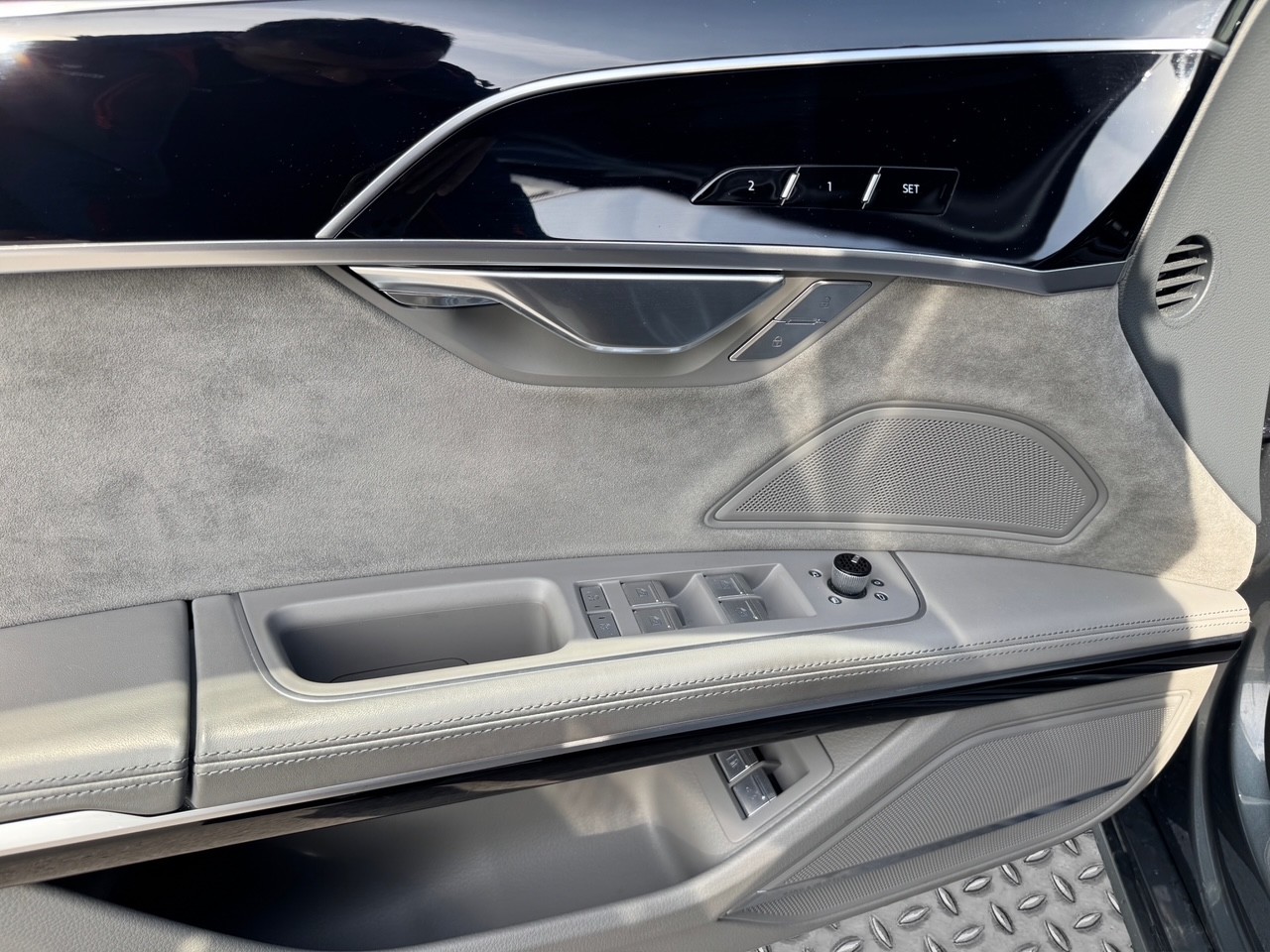 AUDI A8 60 L TFSI e quattro tiptronic-image-14