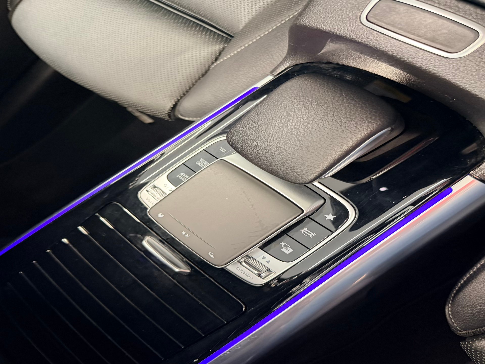 MERCEDES-BENZ B 220 4Matic AMG Line 7G-DCT-image-23