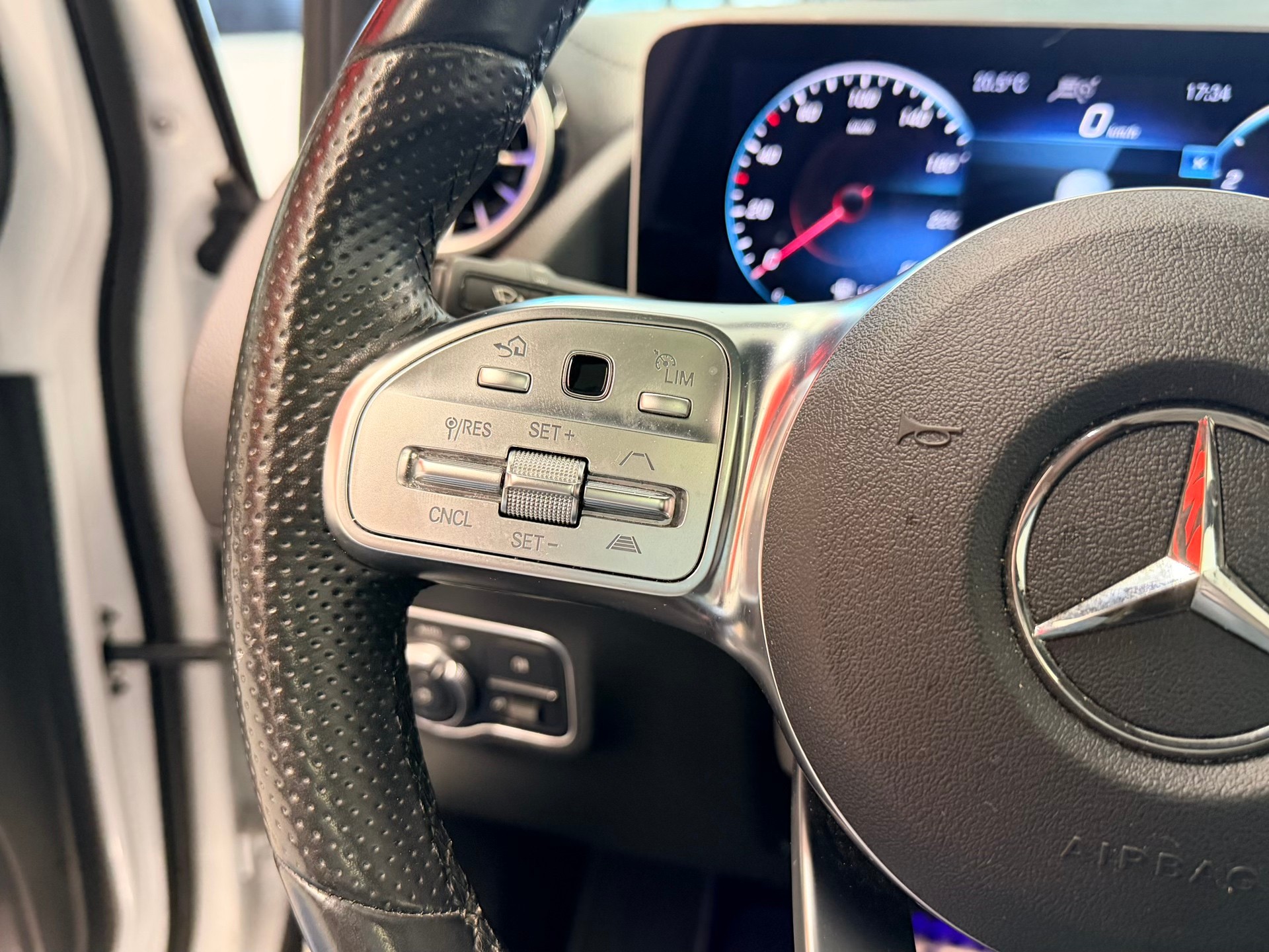 MERCEDES-BENZ B 220 4Matic AMG Line 7G-DCT-image-26