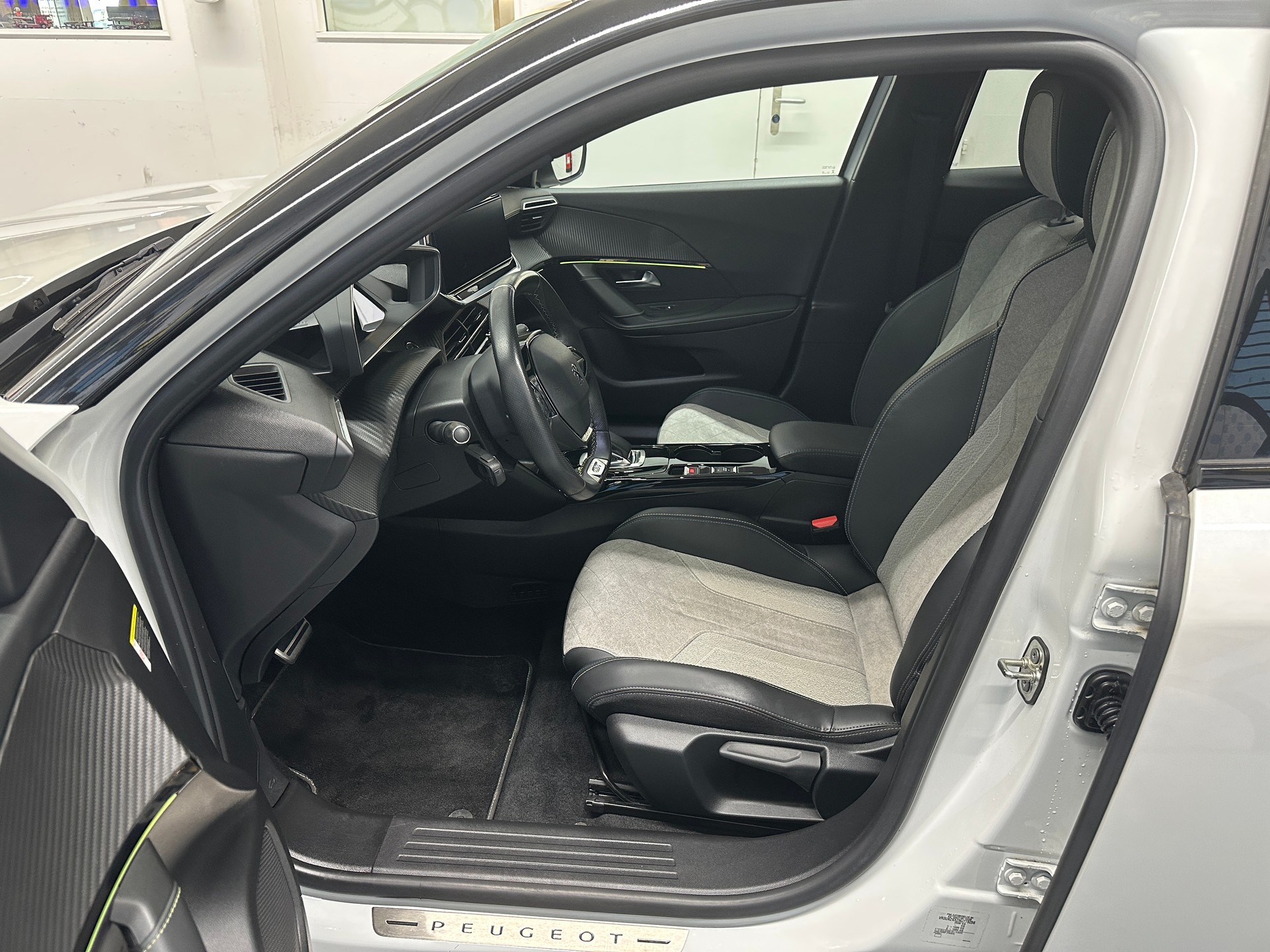 PEUGEOT 2008 e GT Pack-image-7
