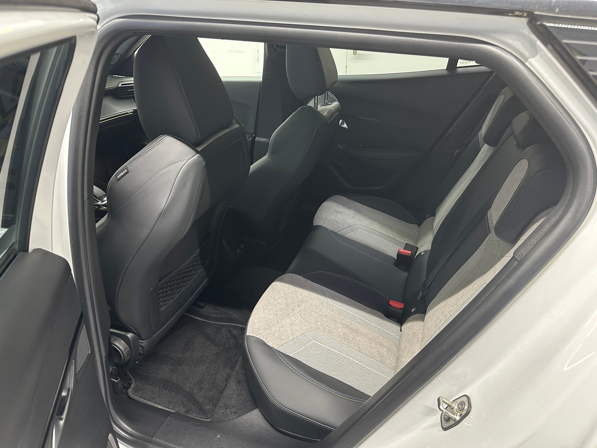 PEUGEOT 2008 e GT Pack-image-8