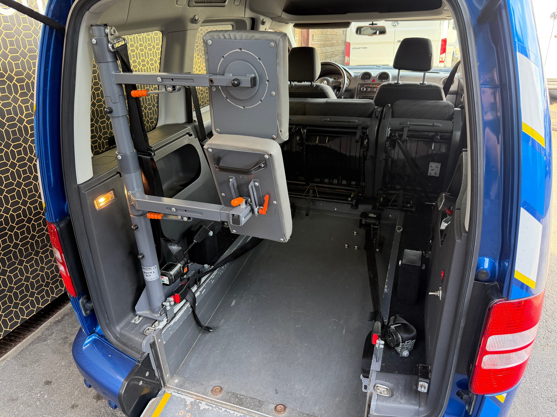VW Caddy 1.6TDI Transport personnes-image-8