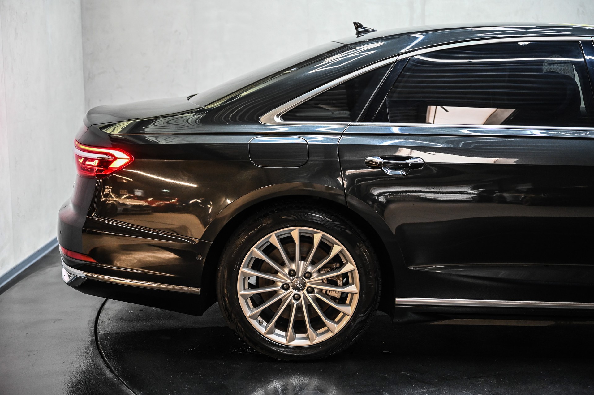 AUDI A8 L 55 TFSI quattro-image-13