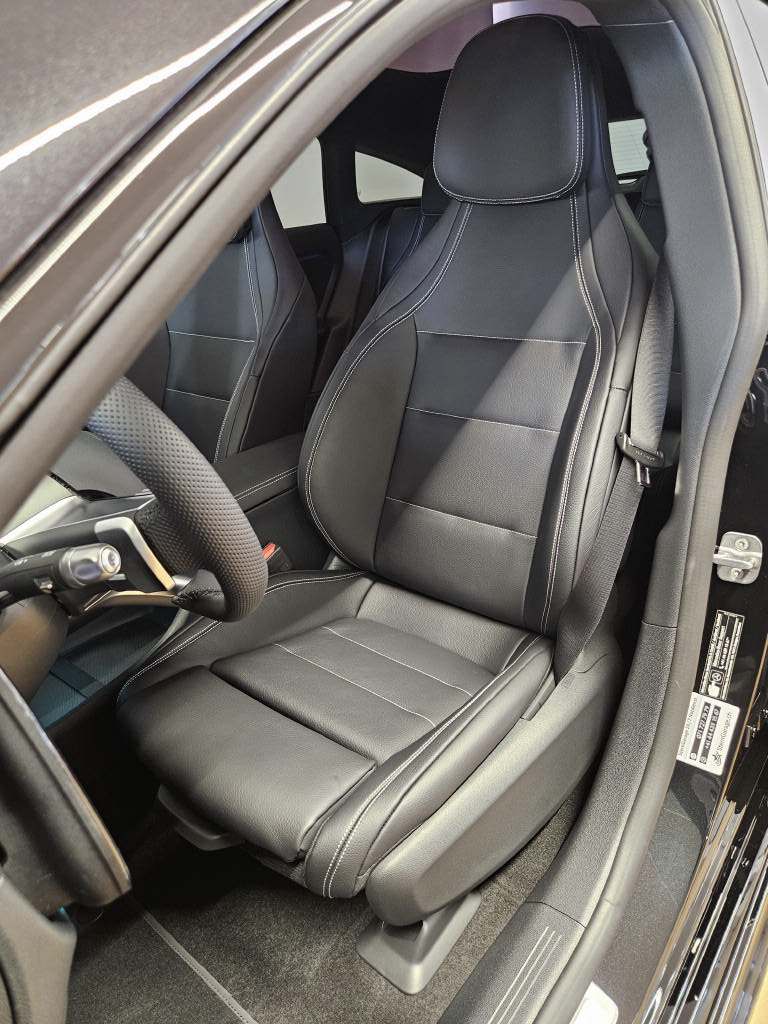 MERCEDES-BENZ CLA 220 4Matic AMG Line Shooting Brake-image-5