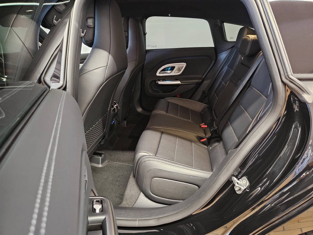 MERCEDES-BENZ CLA 220 4Matic AMG Line Shooting Brake-image-12