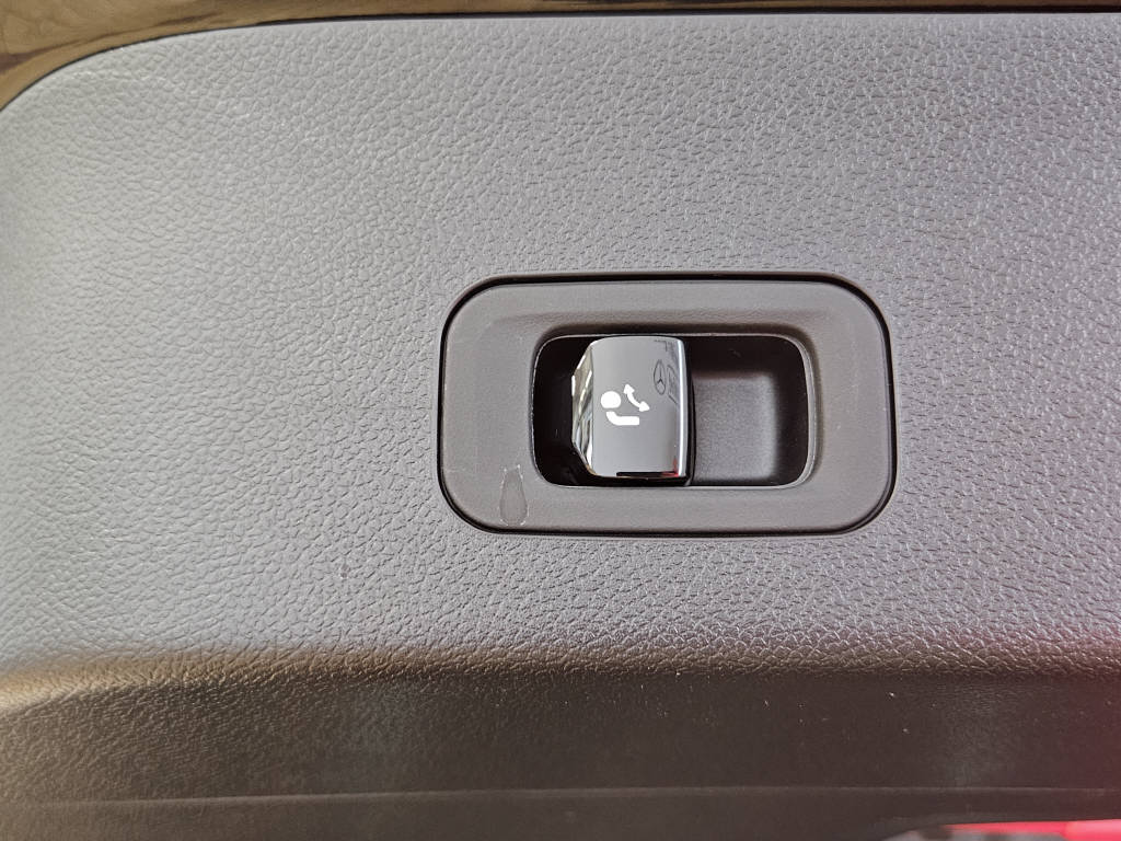 MERCEDES-BENZ CLA 220 4Matic AMG Line Shooting Brake-image-13