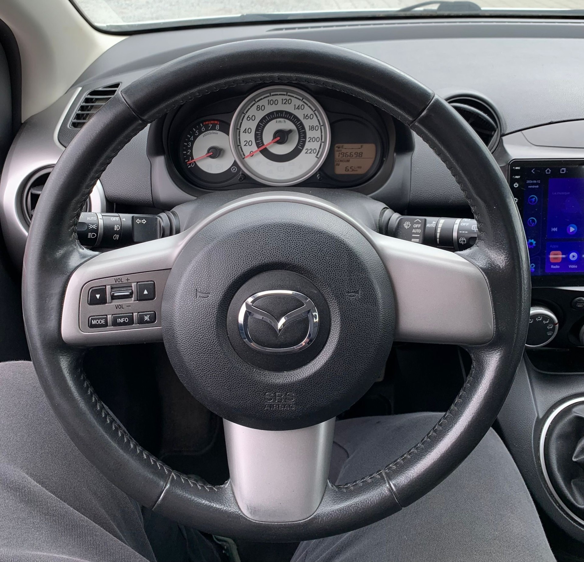 MAZDA 2 1.3i 16V Exclusive (Klima * Multimedia * Multilenkrad * BO4 ** KUPPLUNG MUSS ERSETZEN)-image-9