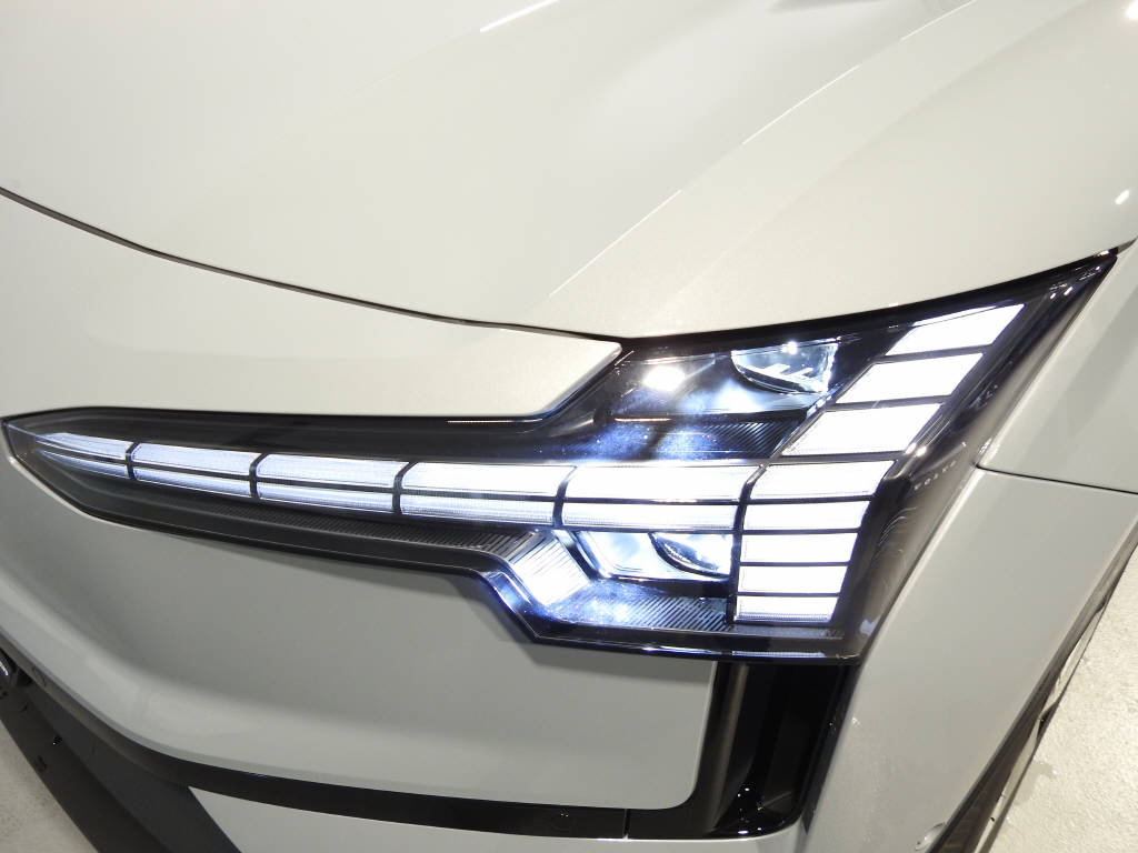 VOLVO EX 30 E60 Twin Ultra Performance AWD-image-12