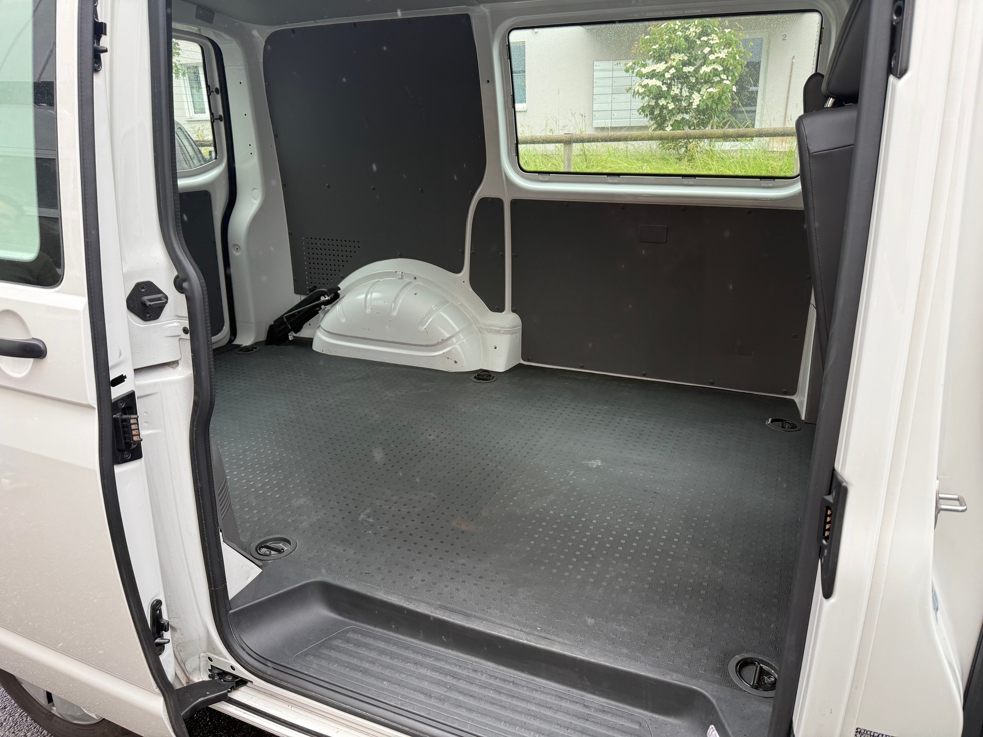 VW T6.1 2.0 TDI Entry-image-10