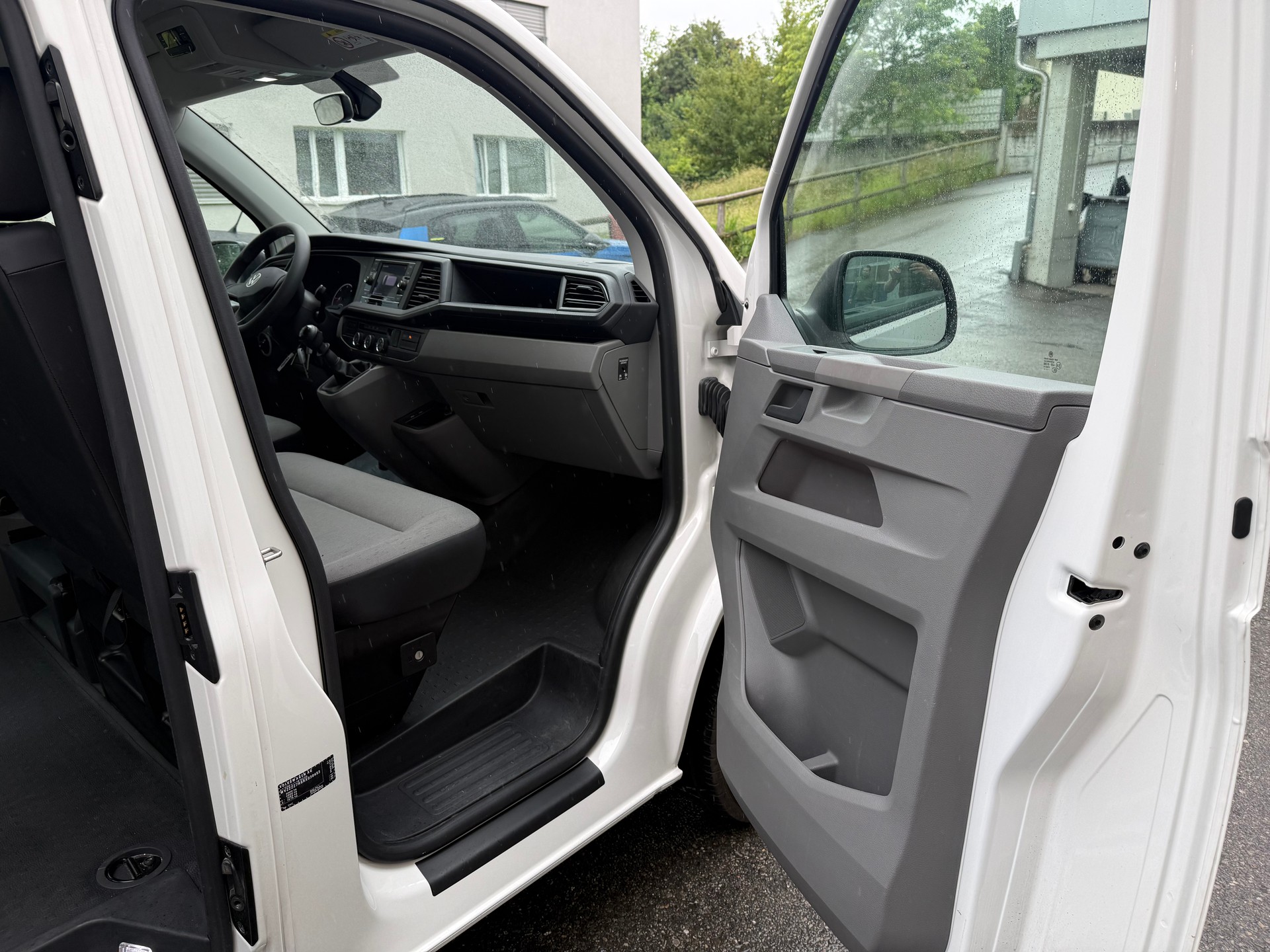 VW T6.1 2.0 TDI Entry-image-11