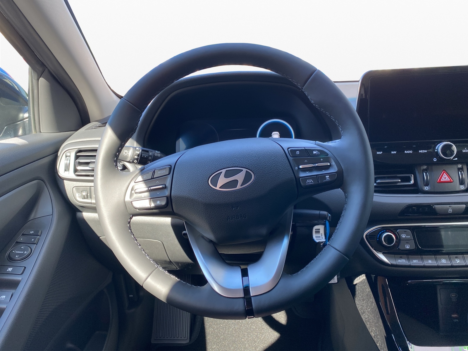 HYUNDAI i30 1.5 T-GDi Amplia-image-12