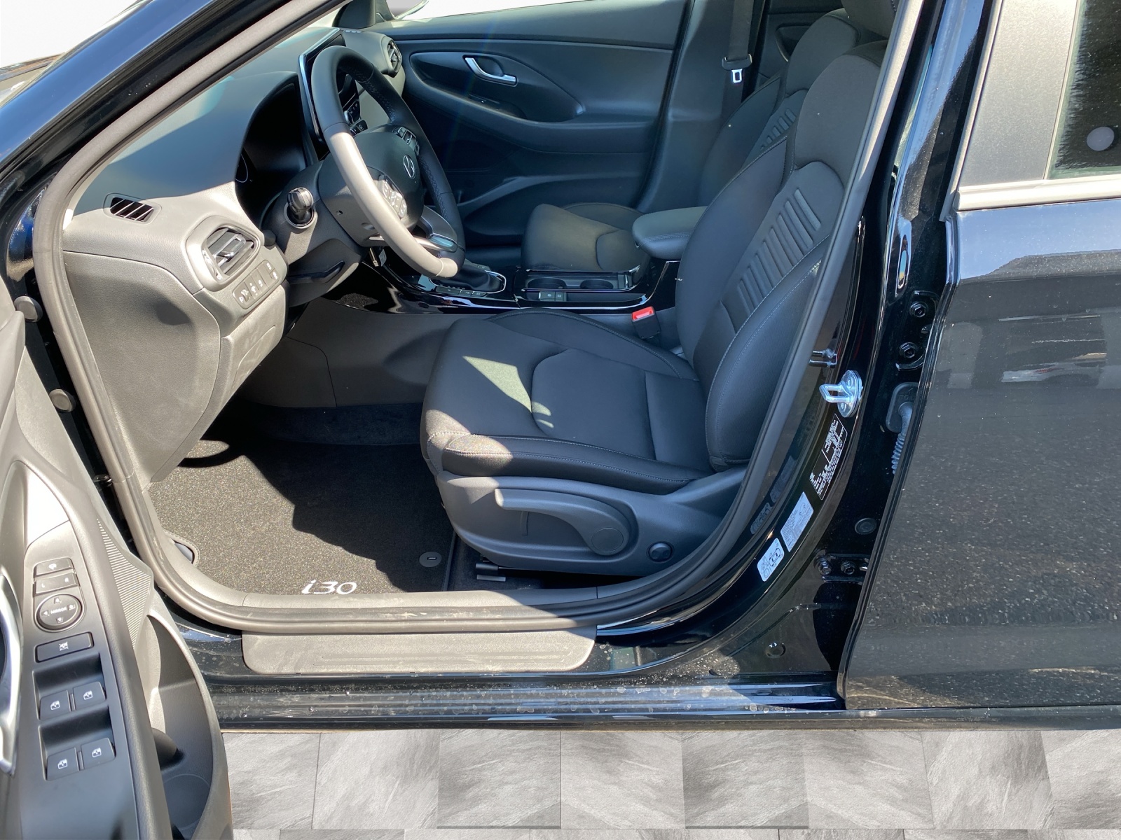HYUNDAI i30 1.5 T-GDi Amplia-image-9