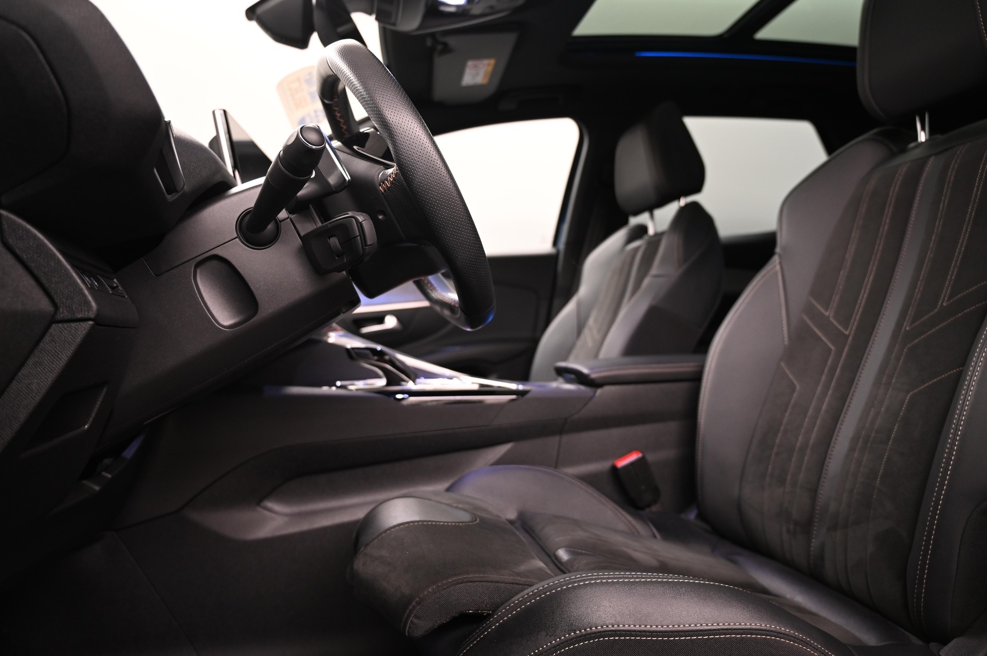 PEUGEOT 3008 1.2 PureTech GT Pack-image-4