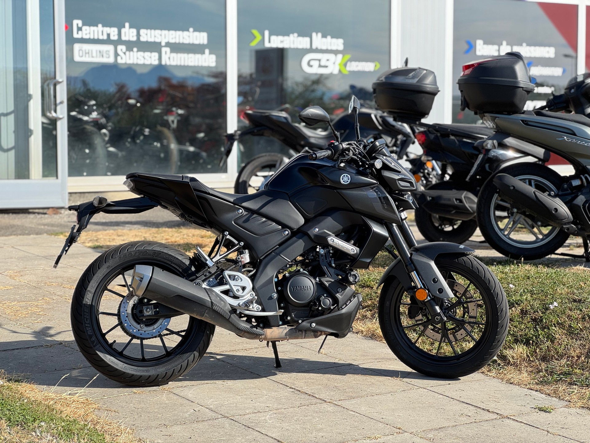 YAMAHA MT-125 ABS-showroom-element-1