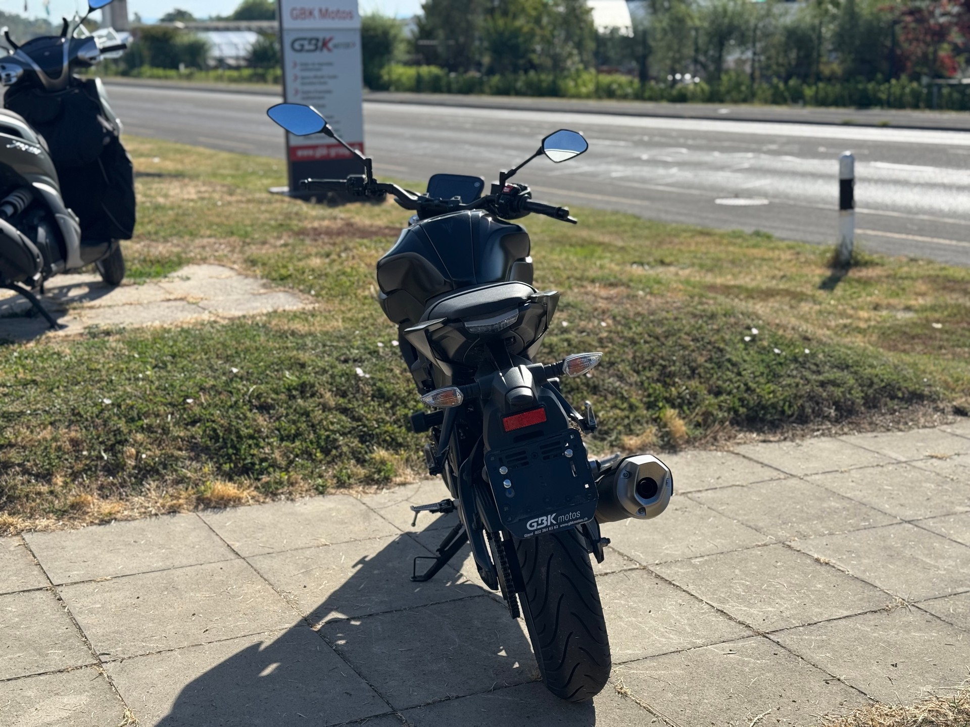 YAMAHA MT-125 ABS-showroom-element-2