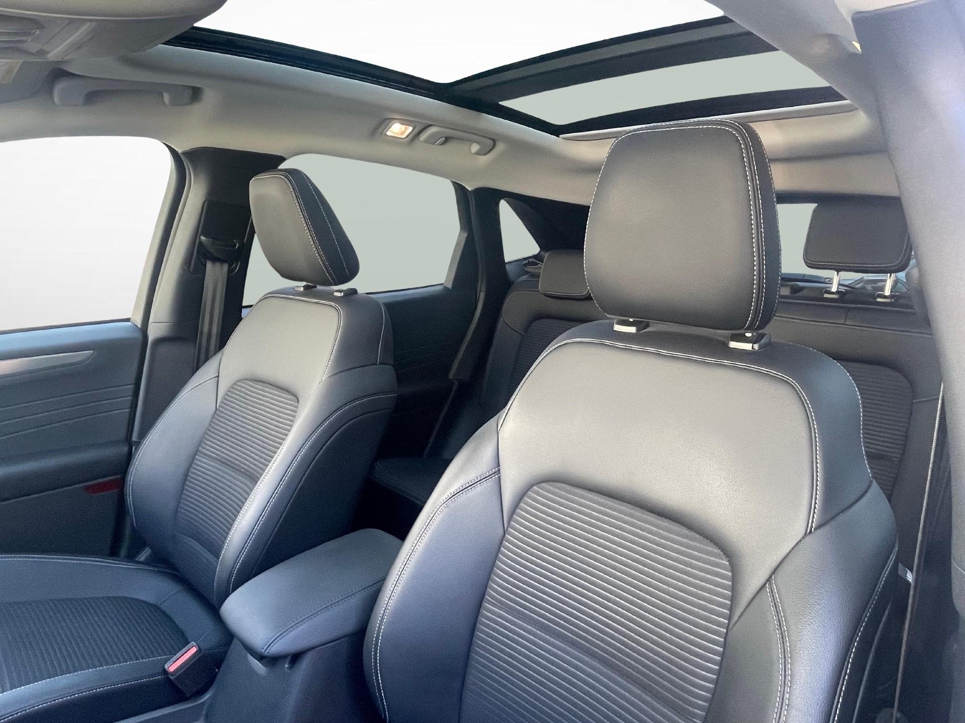 FORD Kuga 2.5 Hybrid Titanium X 4x4 inkl. Schiebedach!-image-11