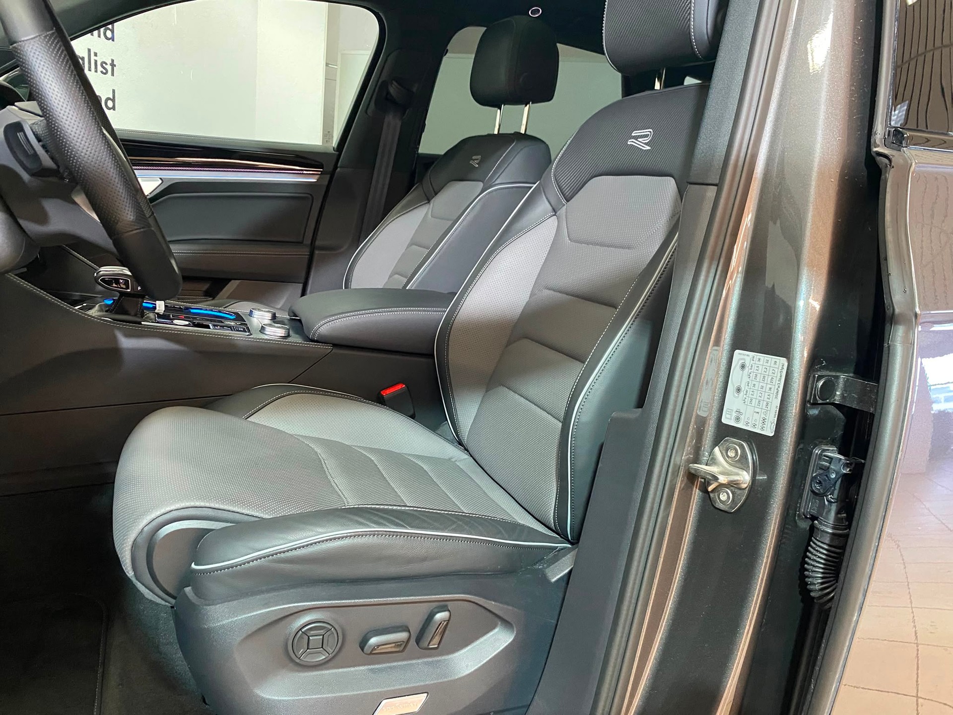 VW Touareg 3.0 TDI R-Line Tiptronic-image-6