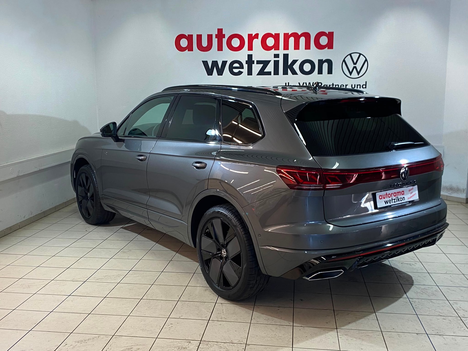 VW Touareg 3.0 TDI R-Line Tiptronic-image-2