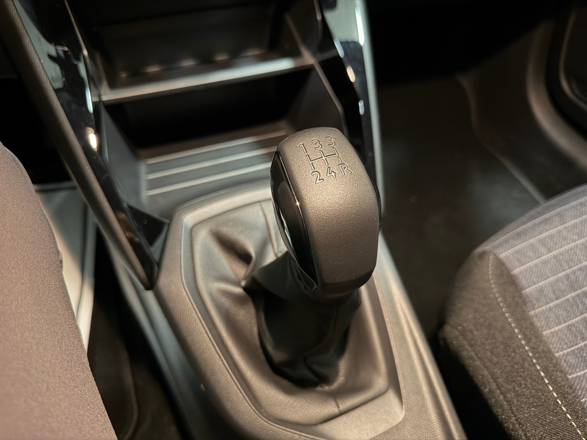 PEUGEOT 208 1.2 Like-image-12