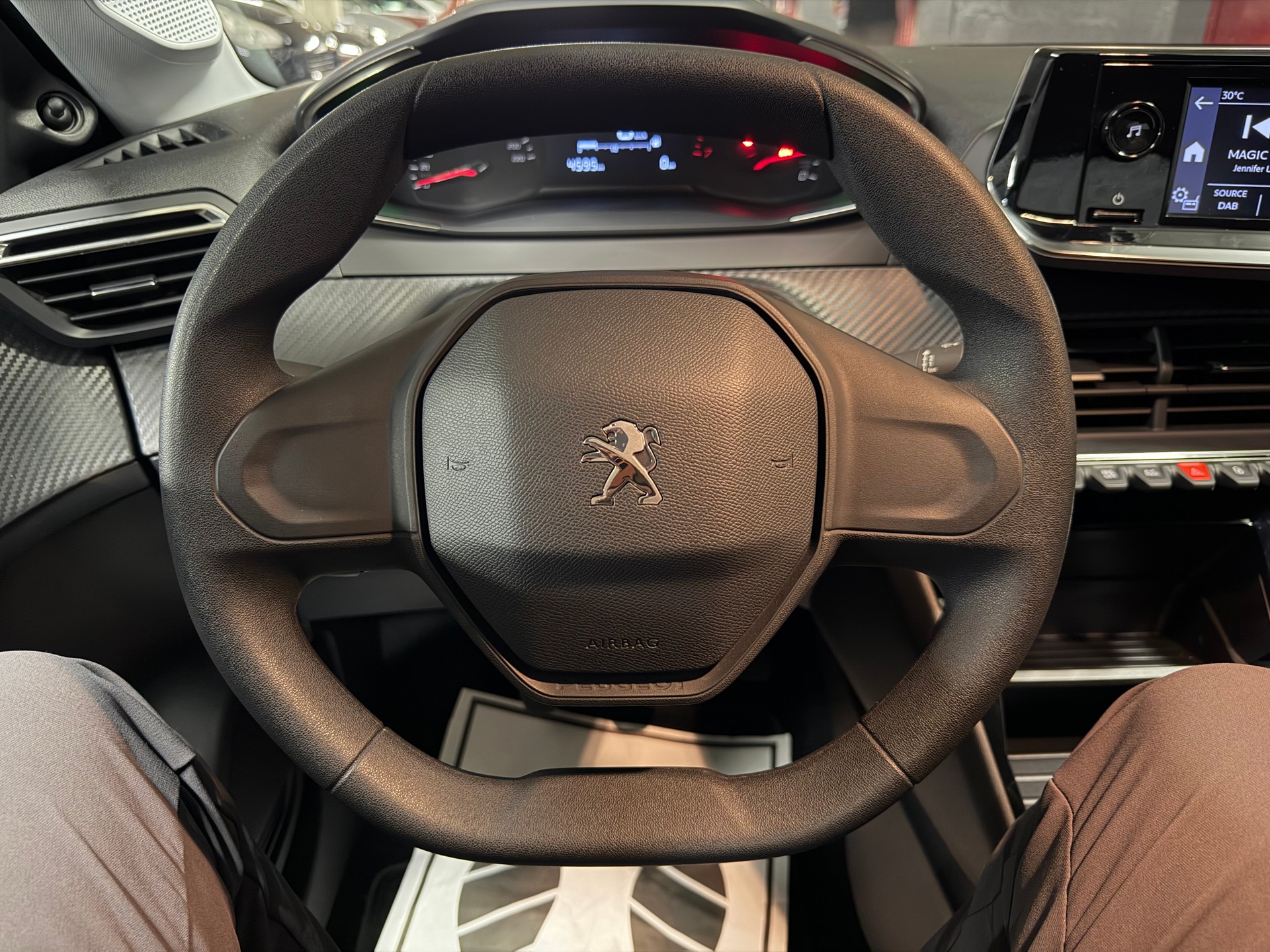 PEUGEOT 208 1.2 Like-image-8