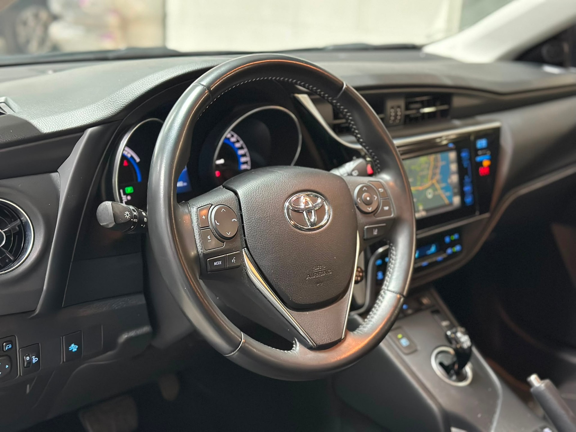 TOYOTA Auris 1.8 HSD Comfort e-CVT-image-8