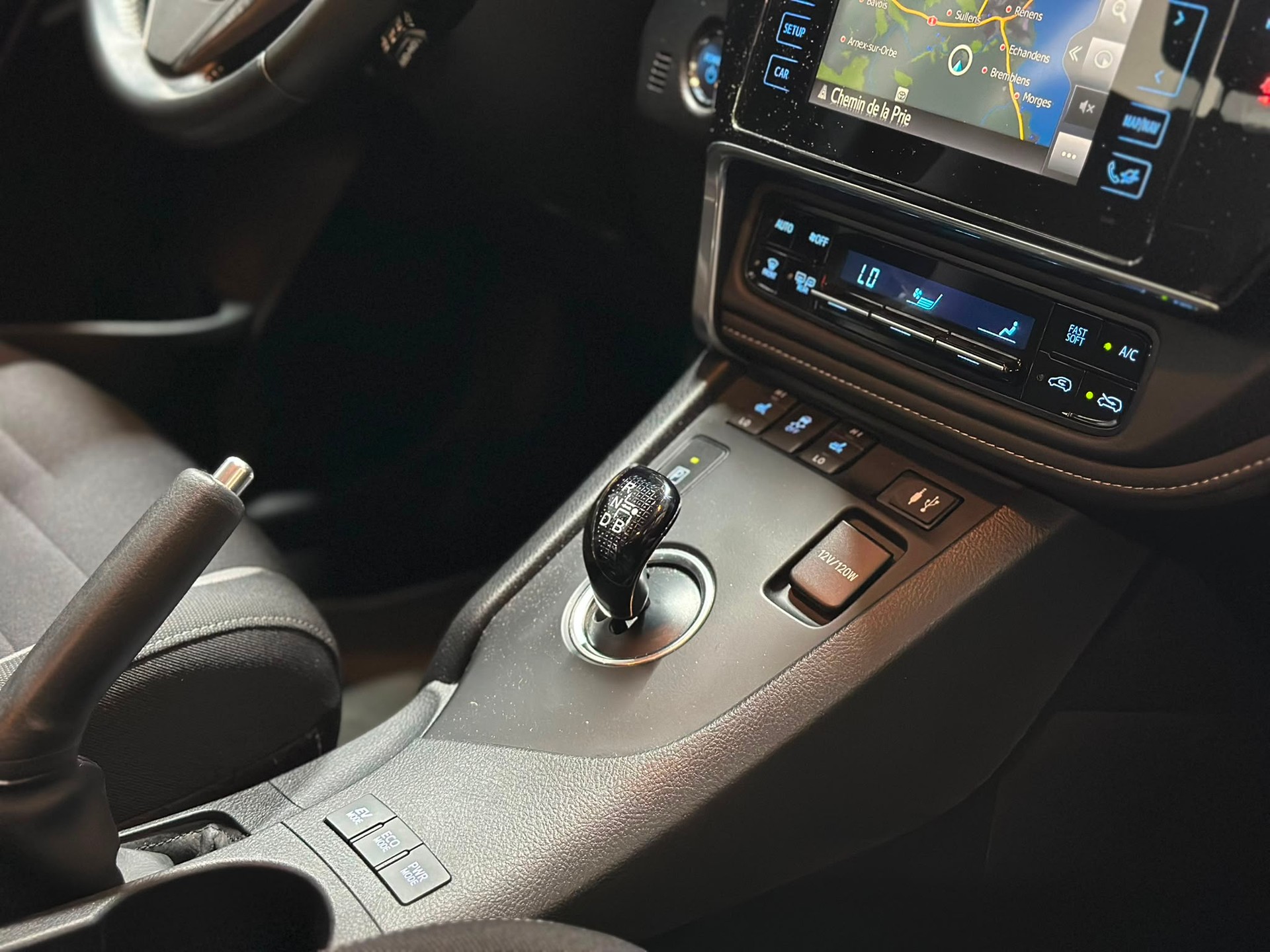 TOYOTA Auris 1.8 HSD Comfort e-CVT-image-13