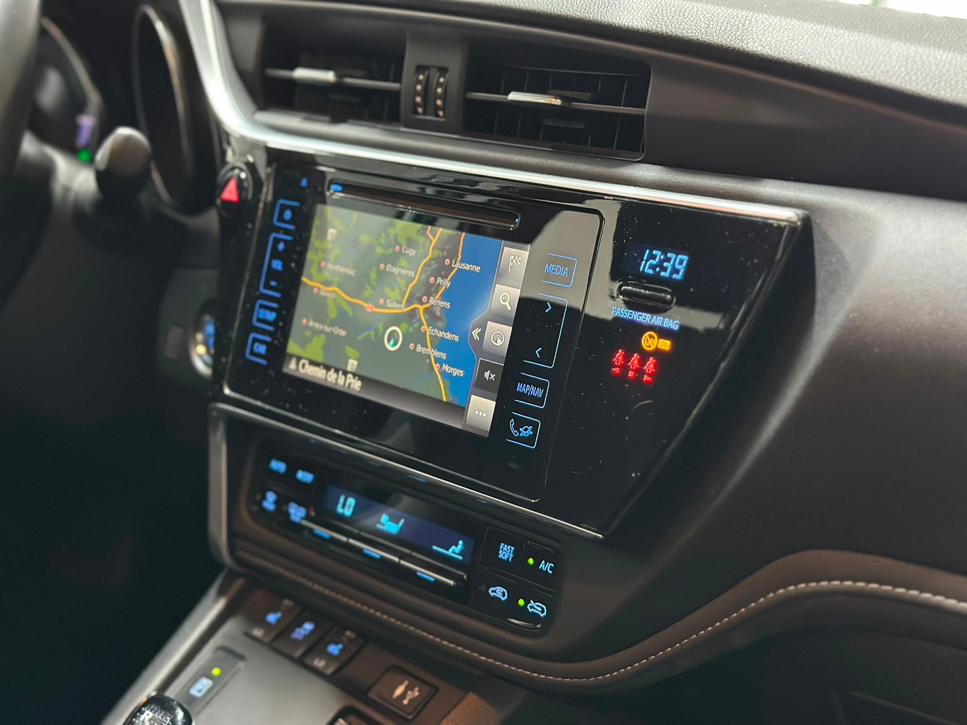 TOYOTA Auris 1.8 HSD Comfort e-CVT-image-9