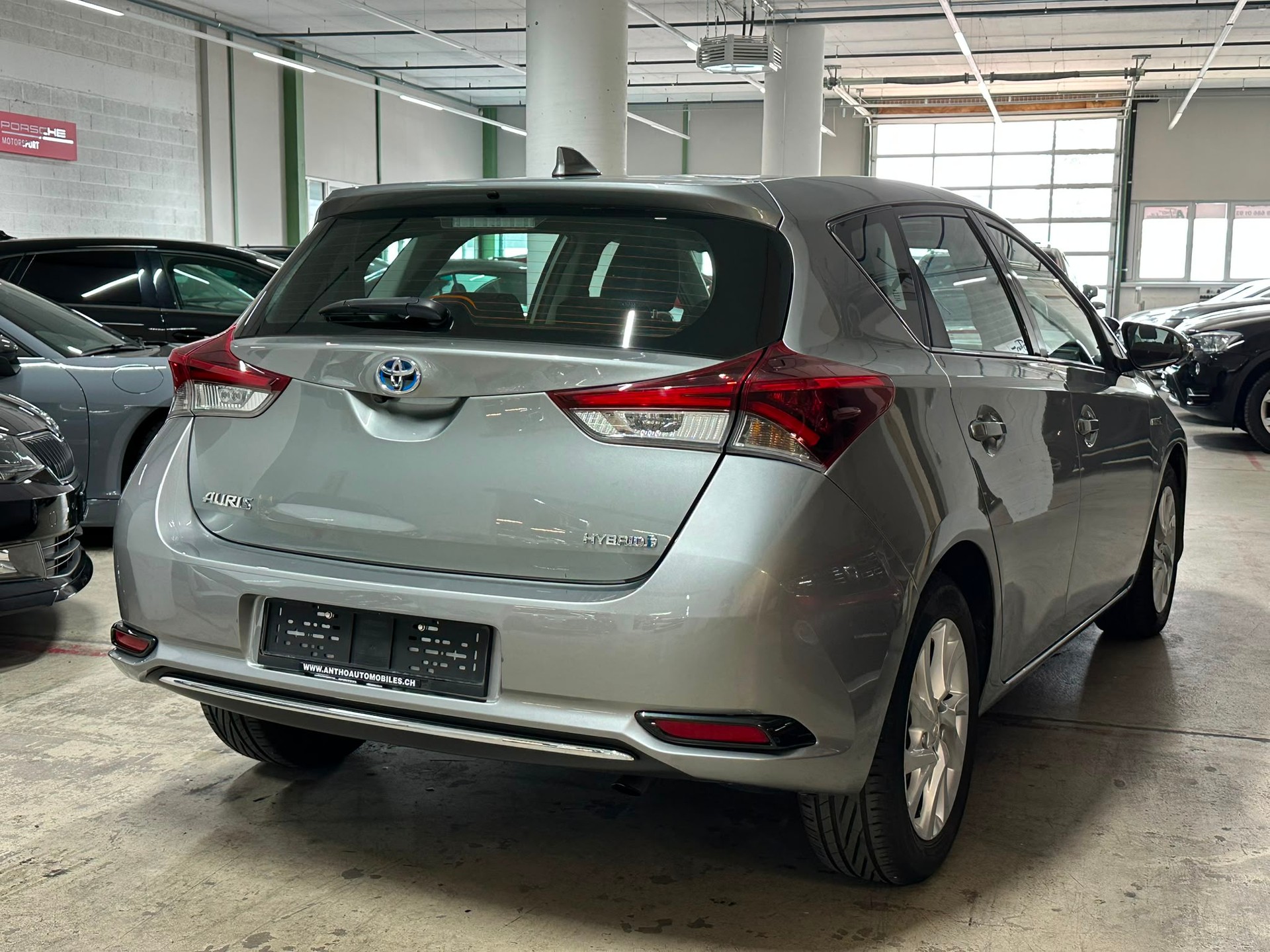 TOYOTA Auris 1.8 HSD Comfort e-CVT-image-3
