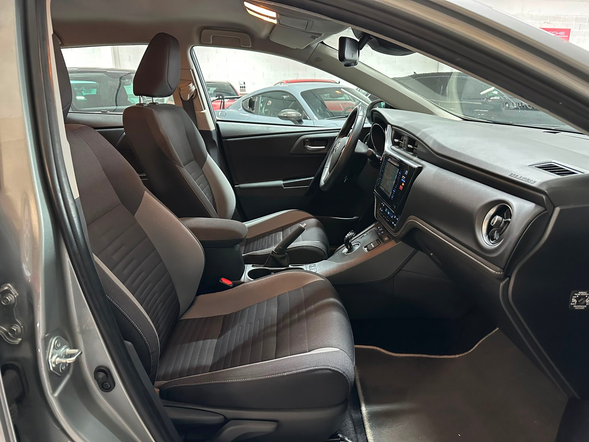 TOYOTA Auris 1.8 HSD Comfort e-CVT-image-10