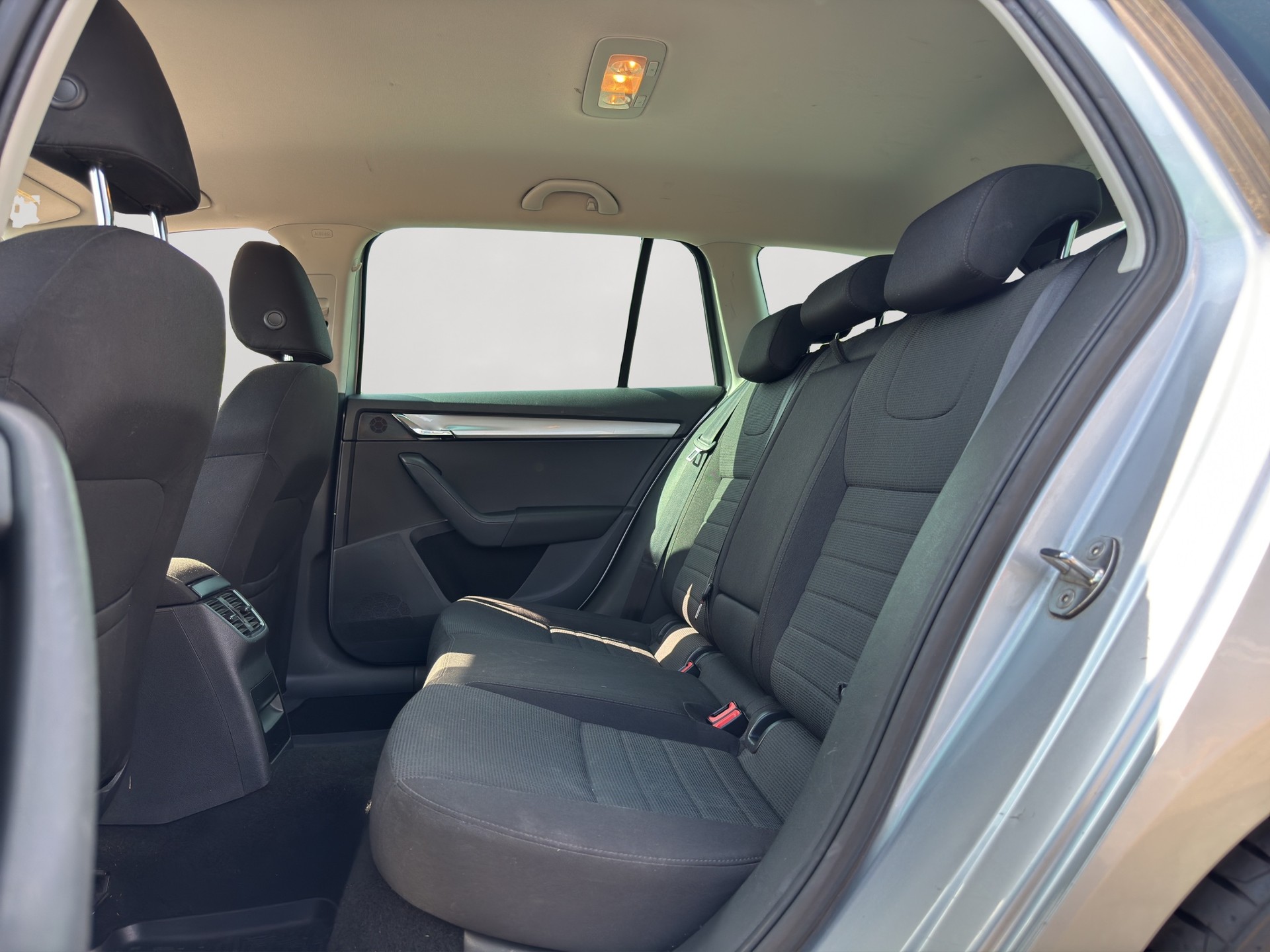 SKODA Octavia Combi 1.8 TSI Ambition DSG-image-13