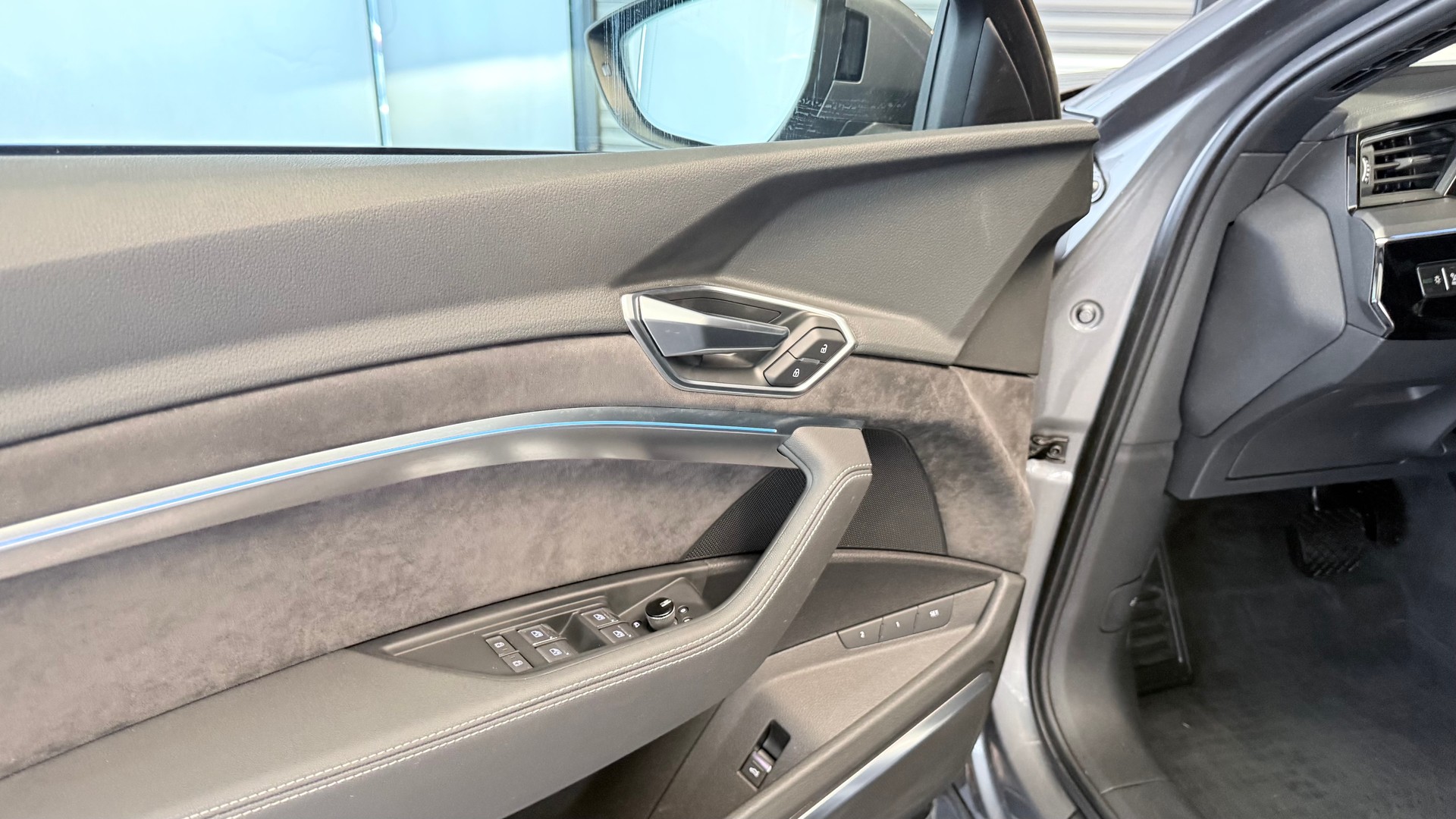 AUDI e-tron 55 Advanced quattro-image-12