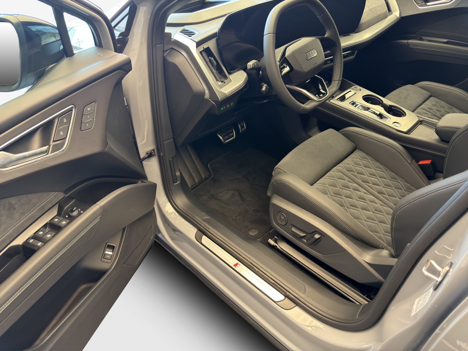 AUDI Q4 e-tron SUV quattro performance Swiss Ski-image-13