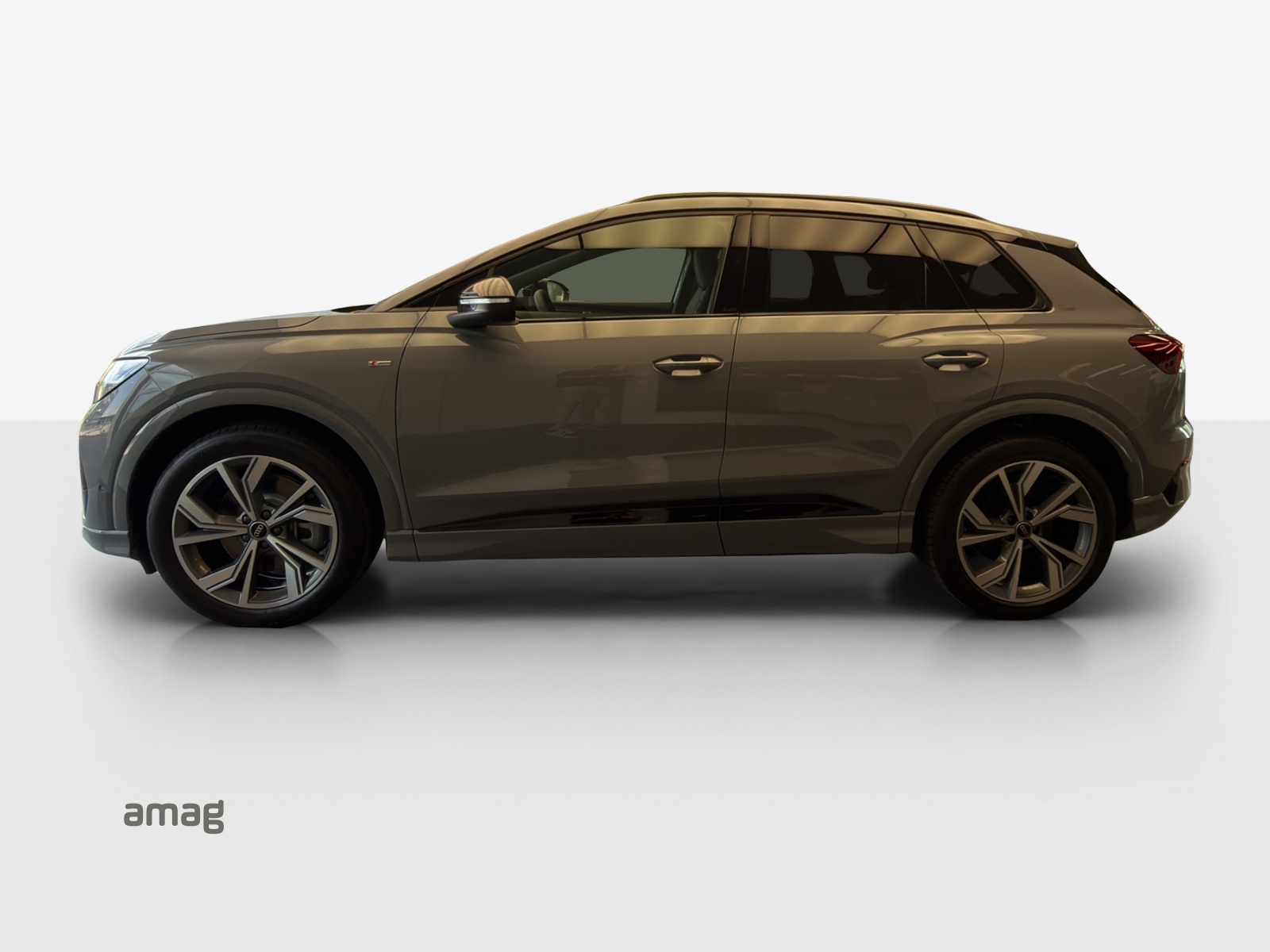 AUDI Q4 e-tron SUV quattro performance Swiss Ski-showroom-element-1