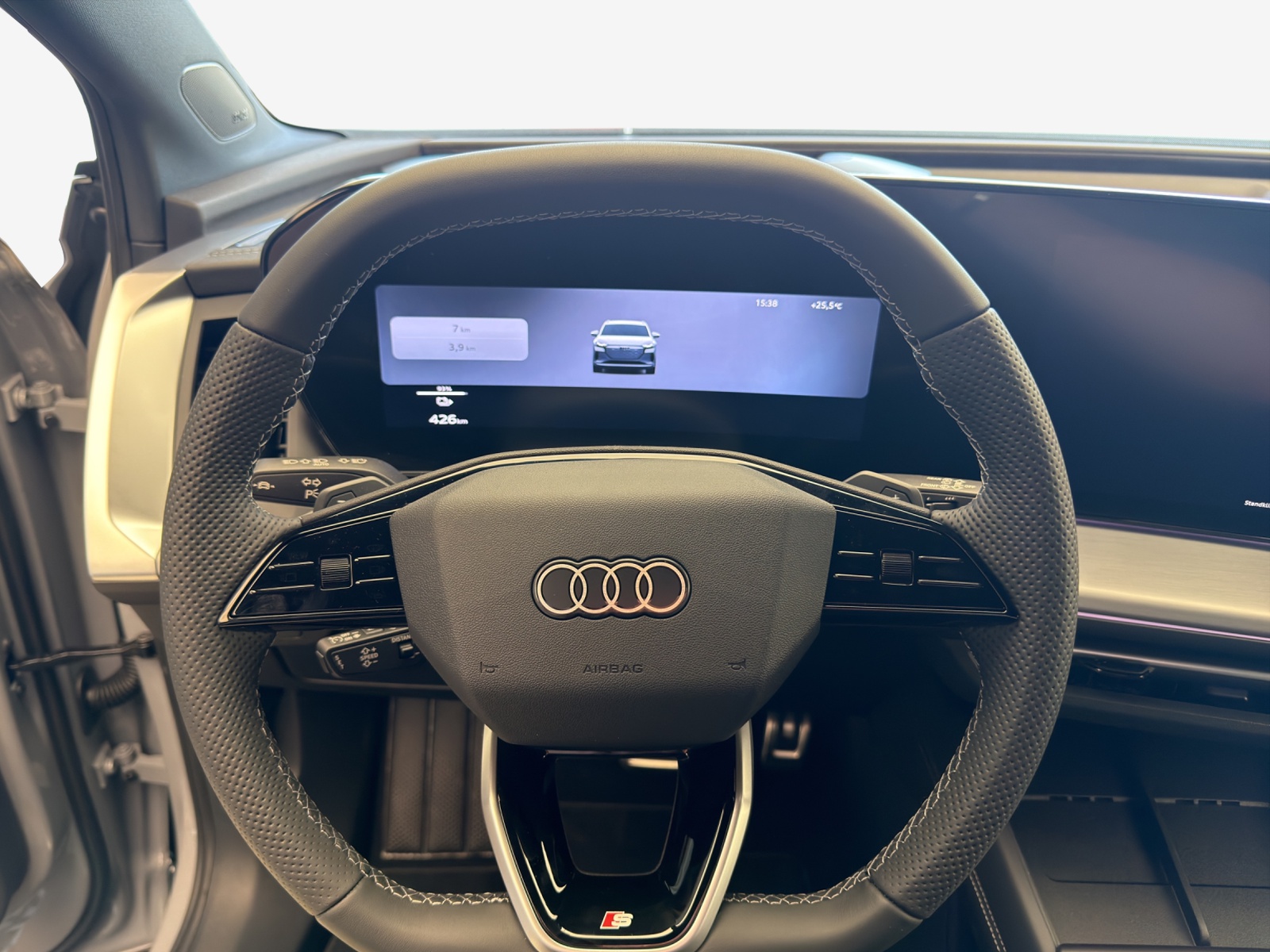 AUDI Q4 e-tron SUV quattro performance Swiss Ski-image-9