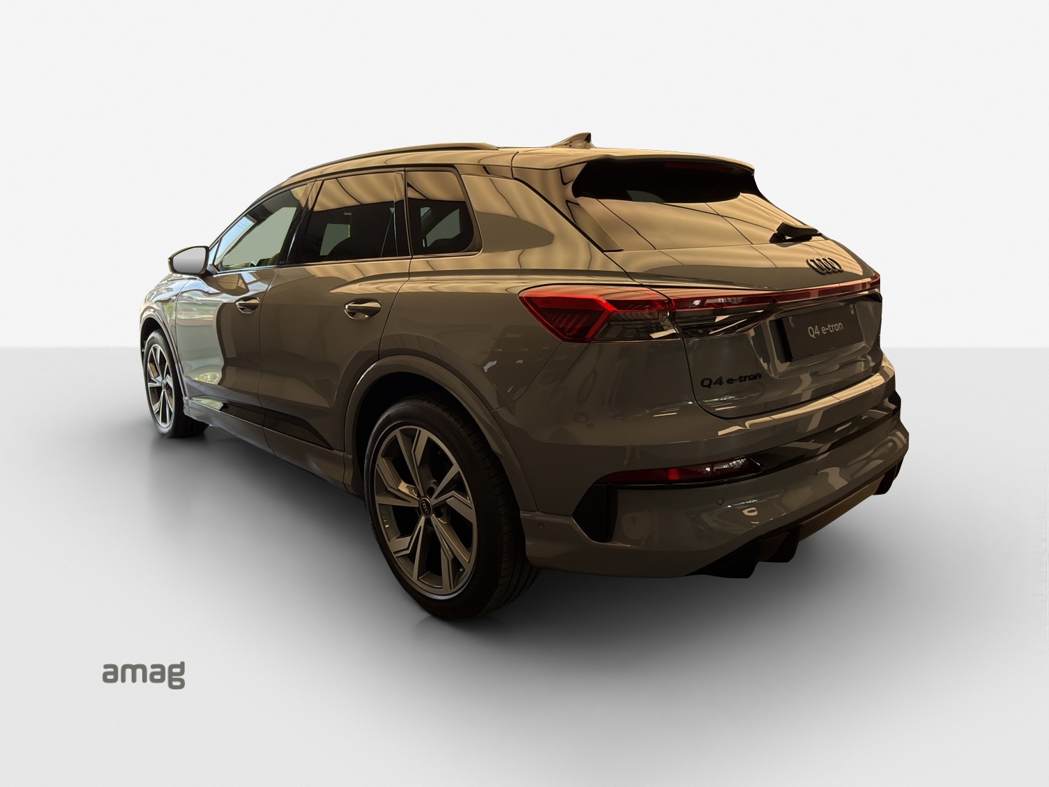 AUDI Q4 e-tron SUV quattro performance Swiss Ski-image-2