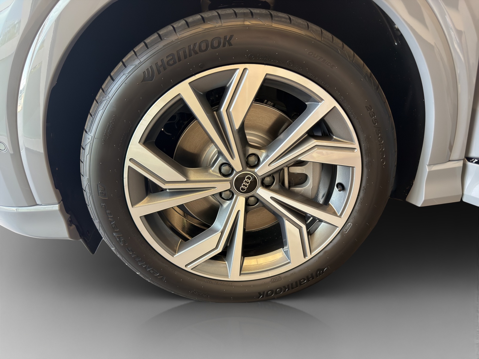 AUDI Q4 e-tron SUV quattro performance Swiss Ski-image-15