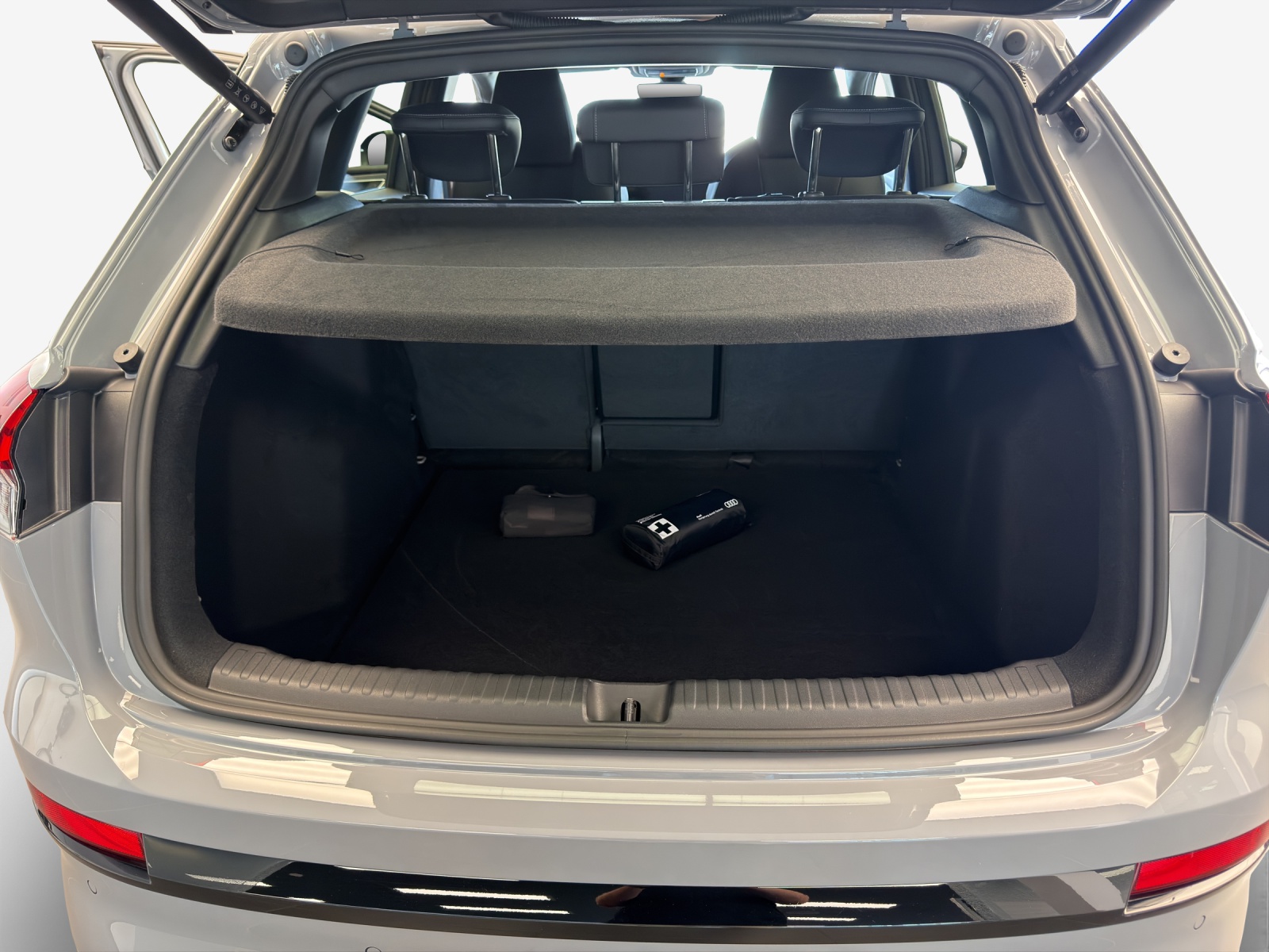 AUDI Q4 e-tron SUV quattro performance Swiss Ski-image-12