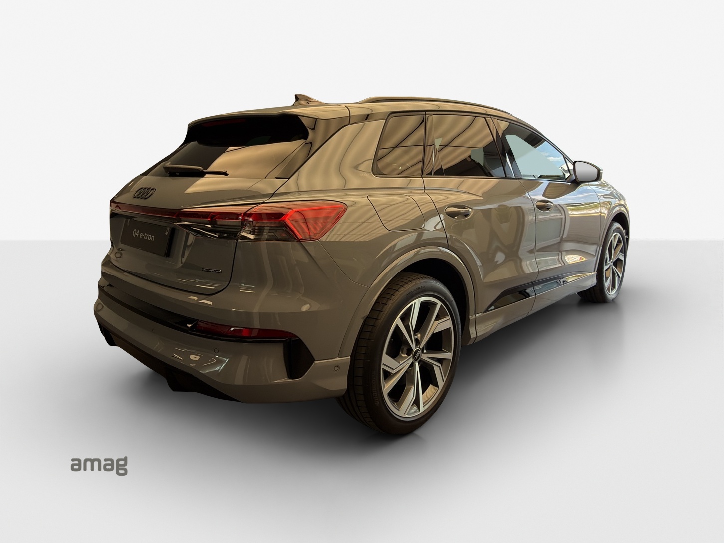 AUDI Q4 e-tron SUV quattro performance Swiss Ski-image-4