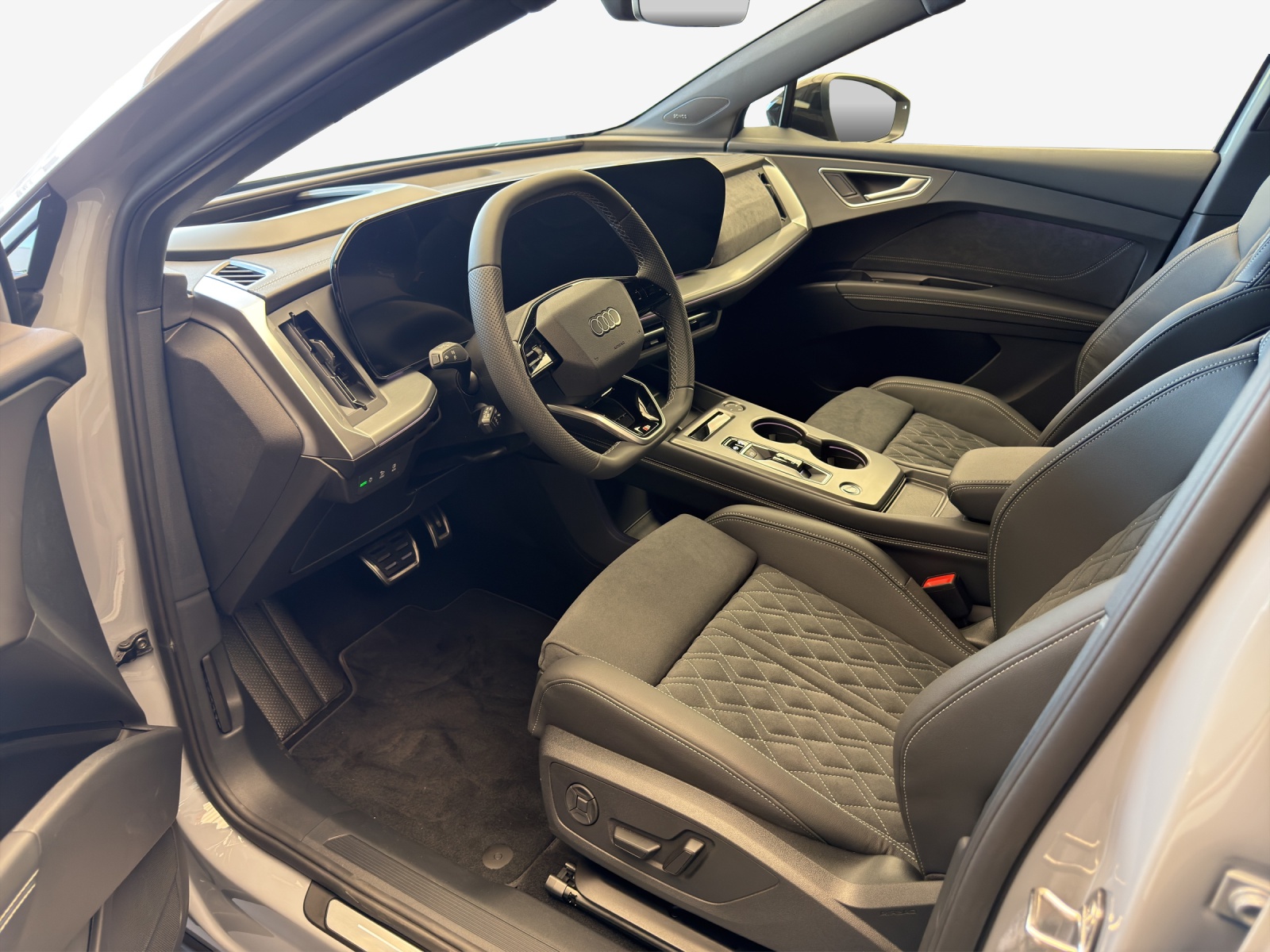 AUDI Q4 e-tron SUV quattro performance Swiss Ski-image-7