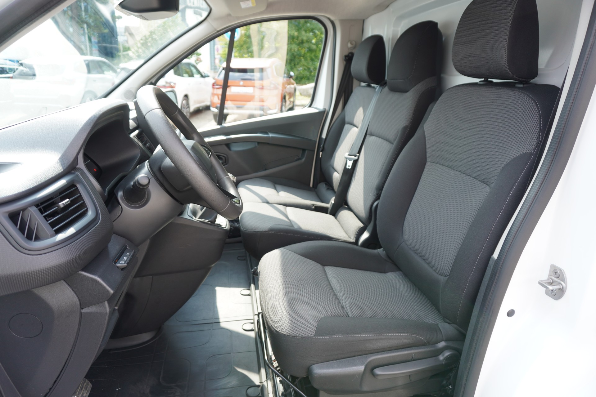RENAULT Trafic 2.0 Blue dCi110 Advance L2H1 EN 3-PLÄTZER!!!-image-14