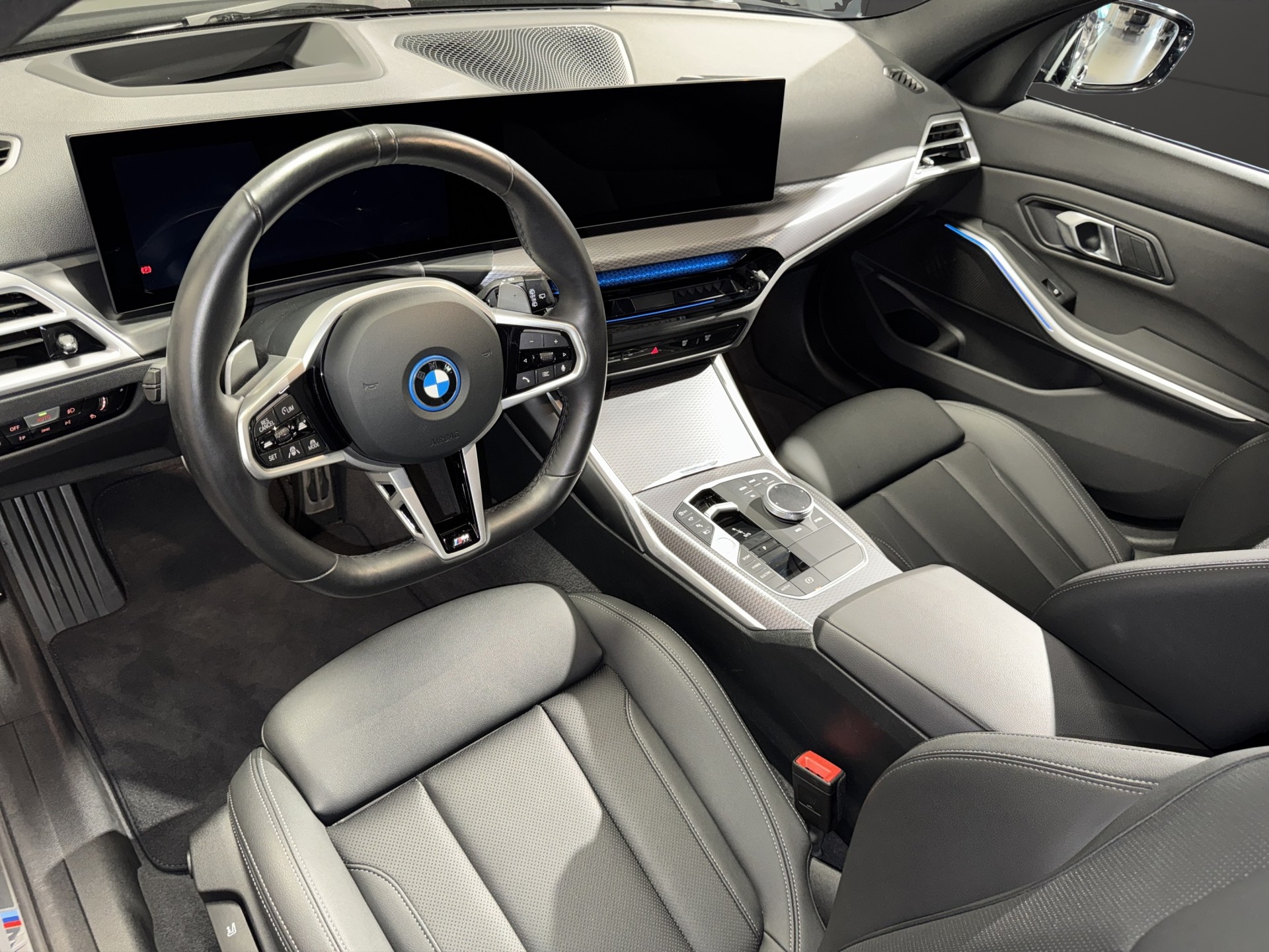 BMW 330e xDrive Touring M Sport-image-8