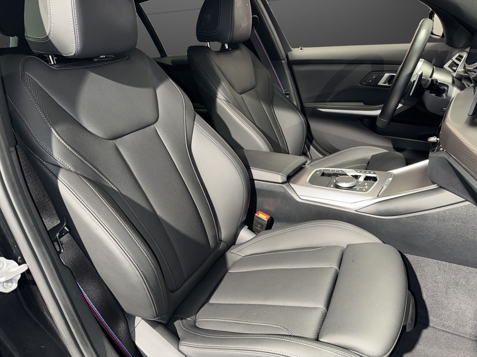 BMW 330e xDrive Touring M Sport-image-18