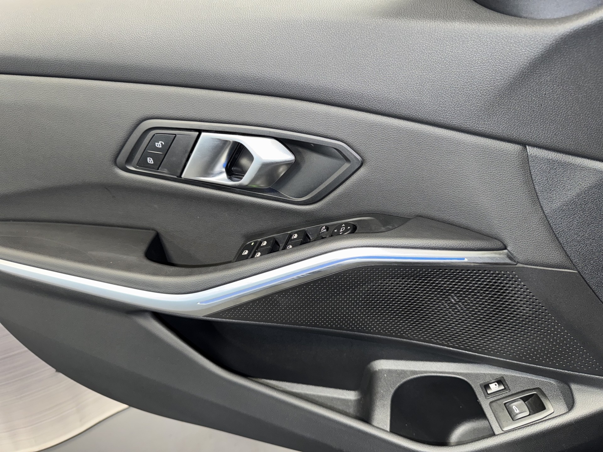 BMW 330e xDrive Touring M Sport-image-12