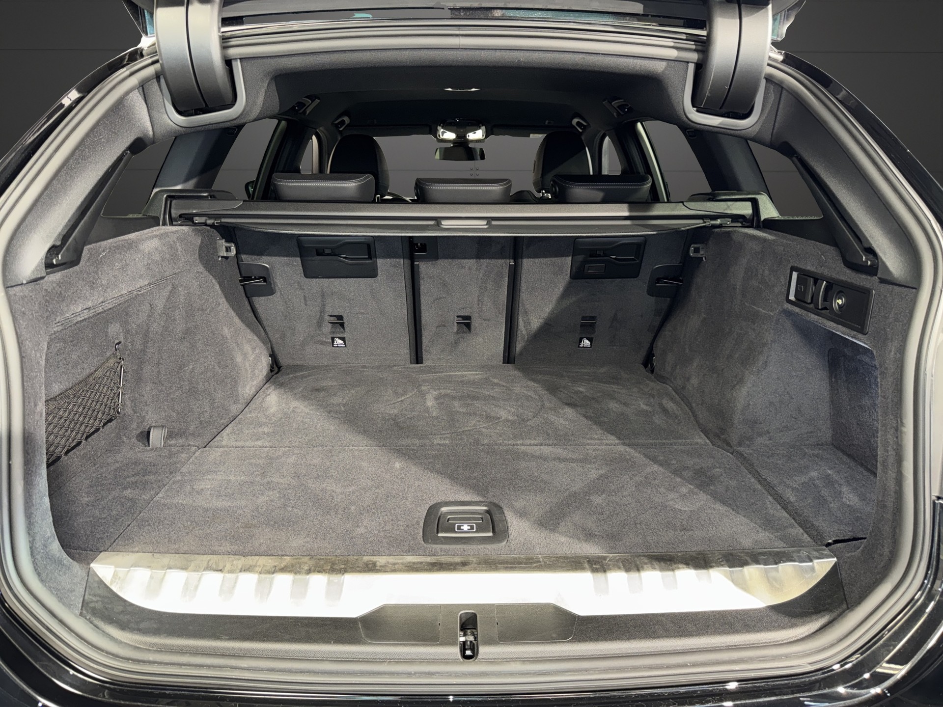 BMW 330e xDrive Touring M Sport-image-16