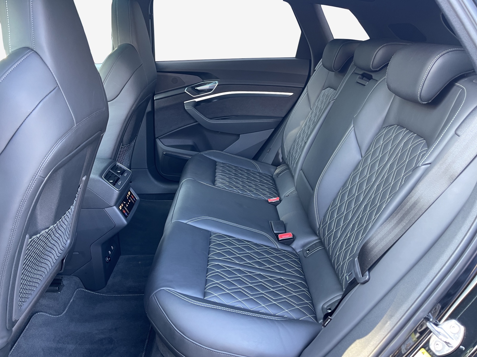 AUDI e-tron 55 S Line quattro-image-12