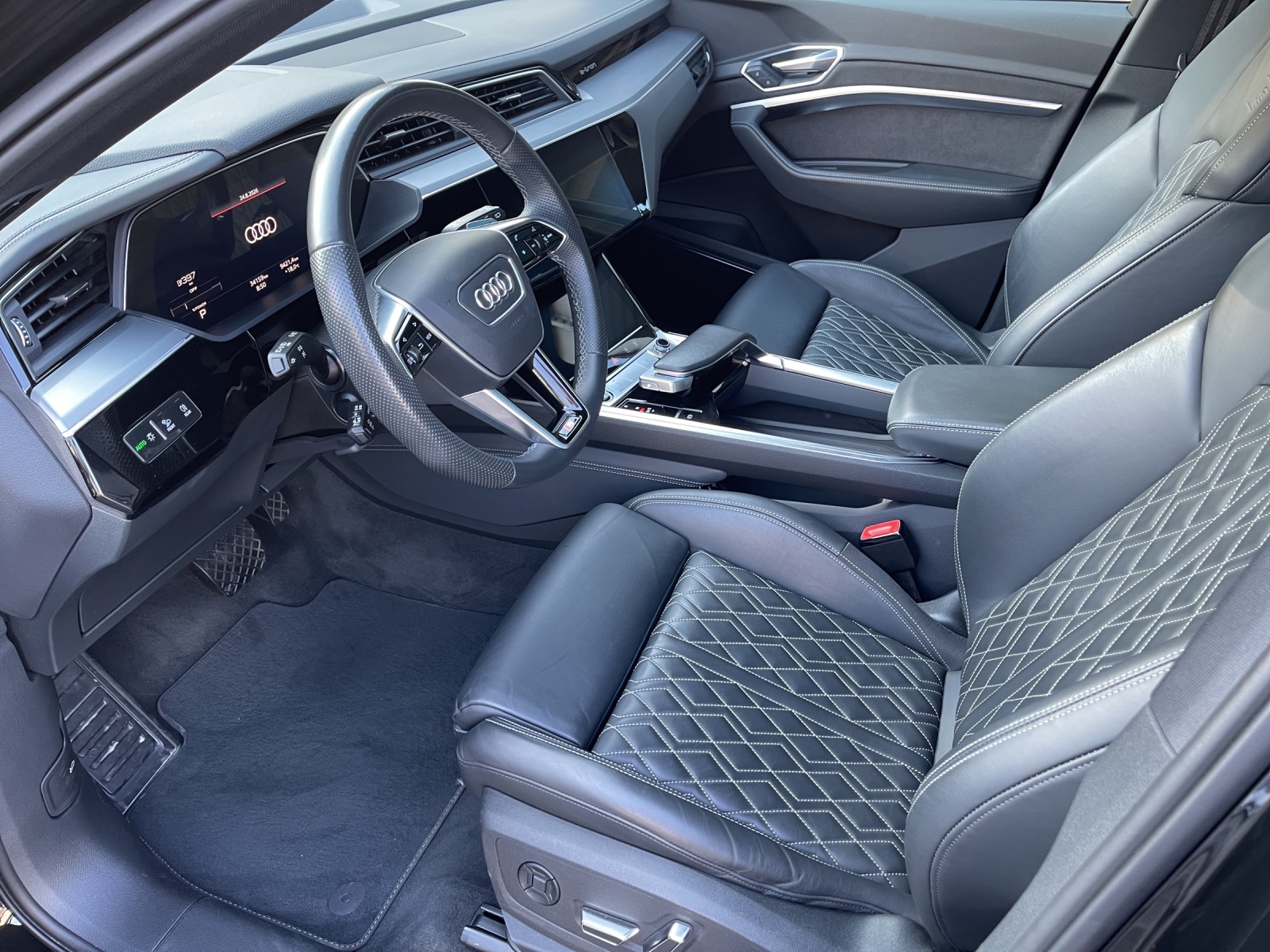 AUDI e-tron 55 S Line quattro-image-8