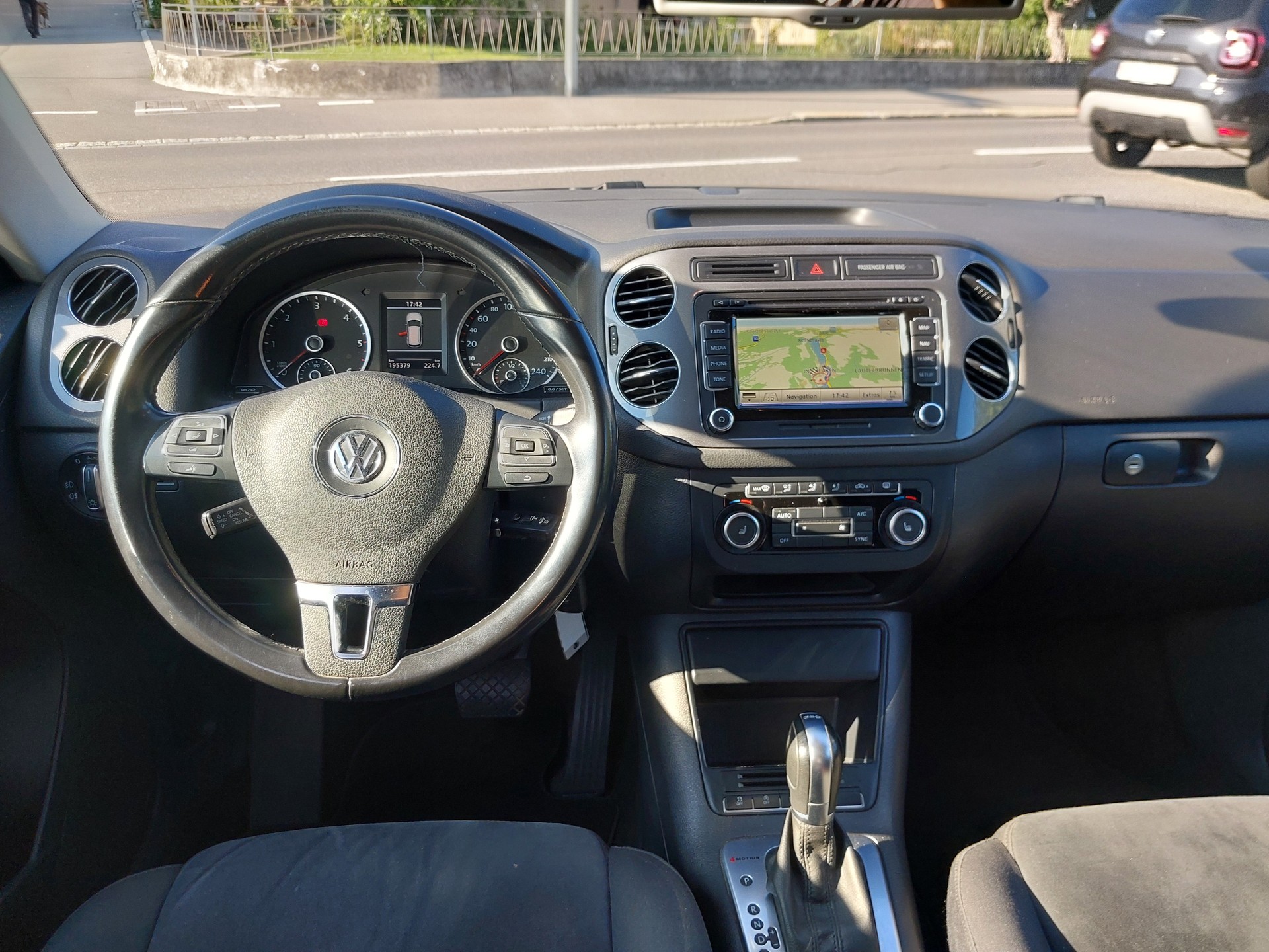 VW Tiguan 2.0 TDI BMT Design 4Motion DSG-image-4