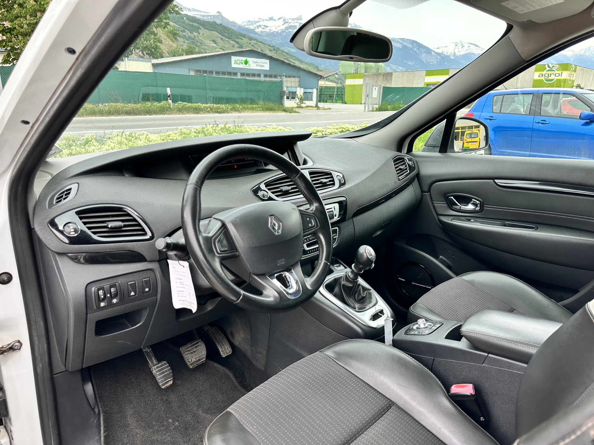 RENAULT Scénic 1.2 16V Turbo Bose Edition-image-9
